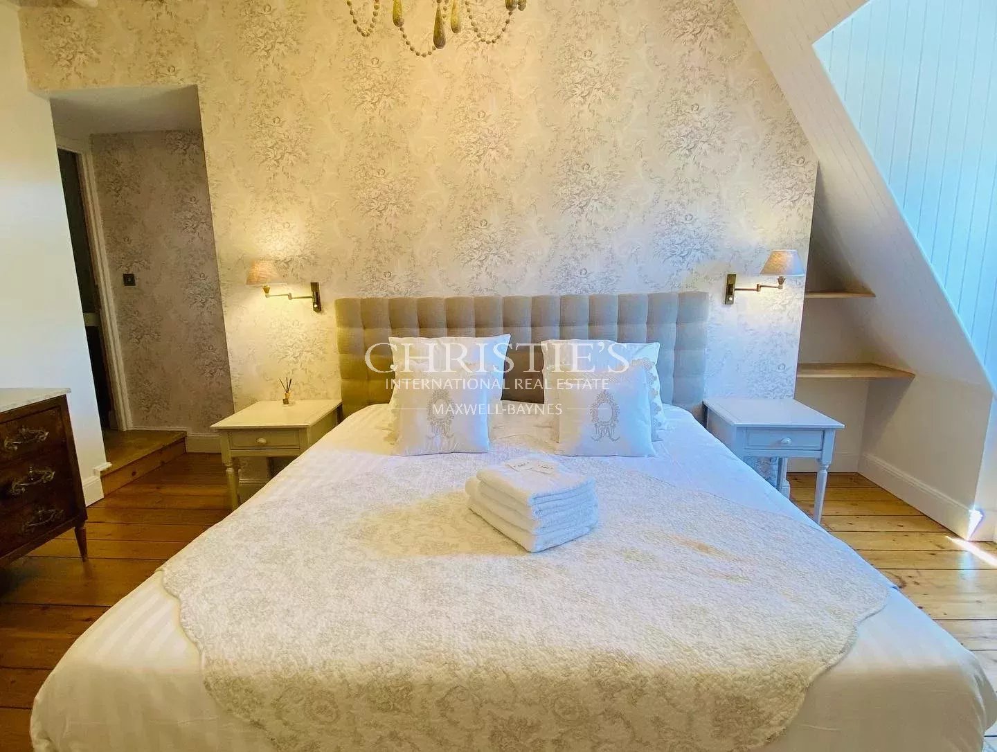 6 Bedroom Chateau's Image 12