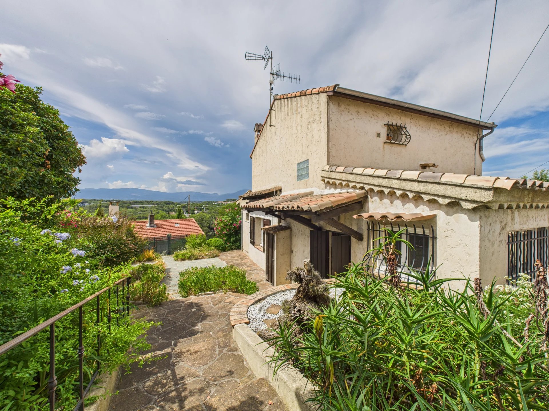 MAISON INDIVIDUELLE 100 m² – TERRASSE – GARAGE – CALME – FORT POTENTIEL – ANTIBES