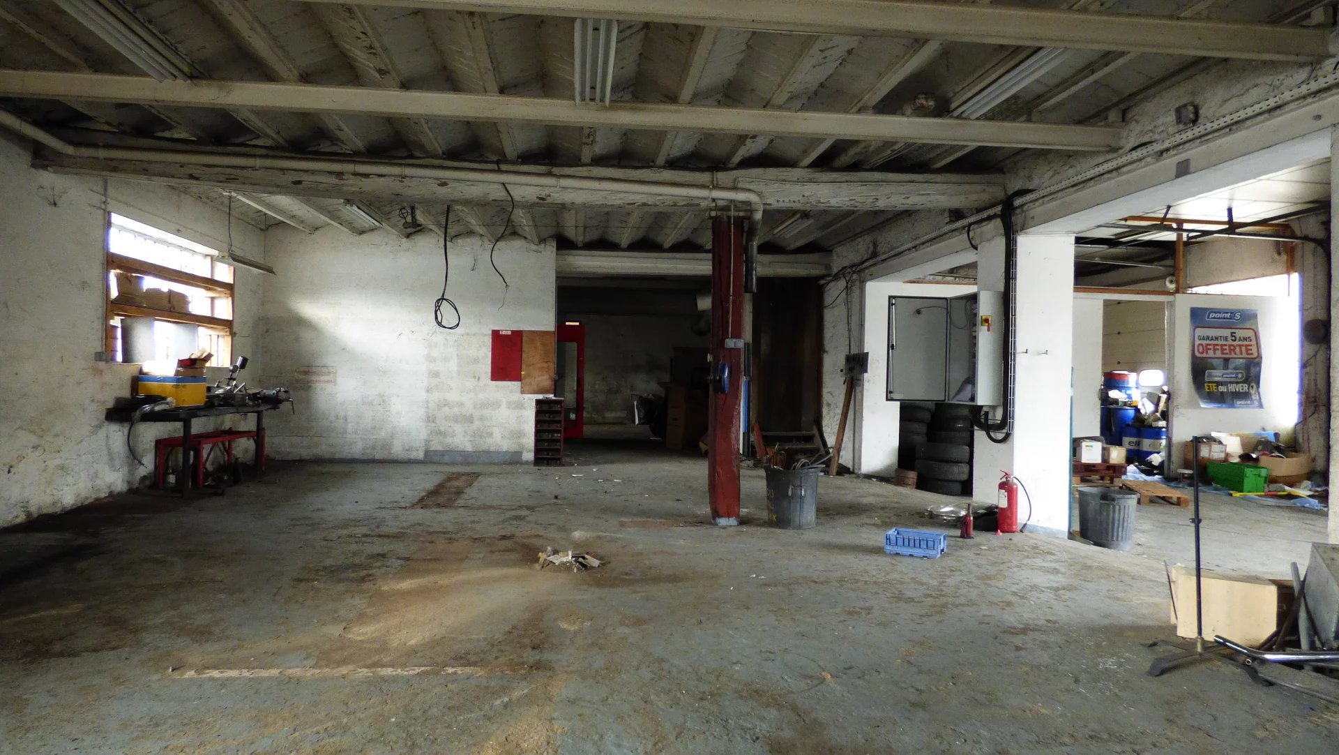 Bâtiment à aménager d’environ 820 m² + une cour de 823 m²
