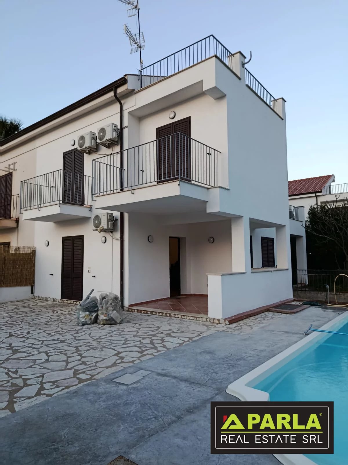 Villa indipendente con piscina e ampi spazi esterni – Carini (Zona Villa Grazia)