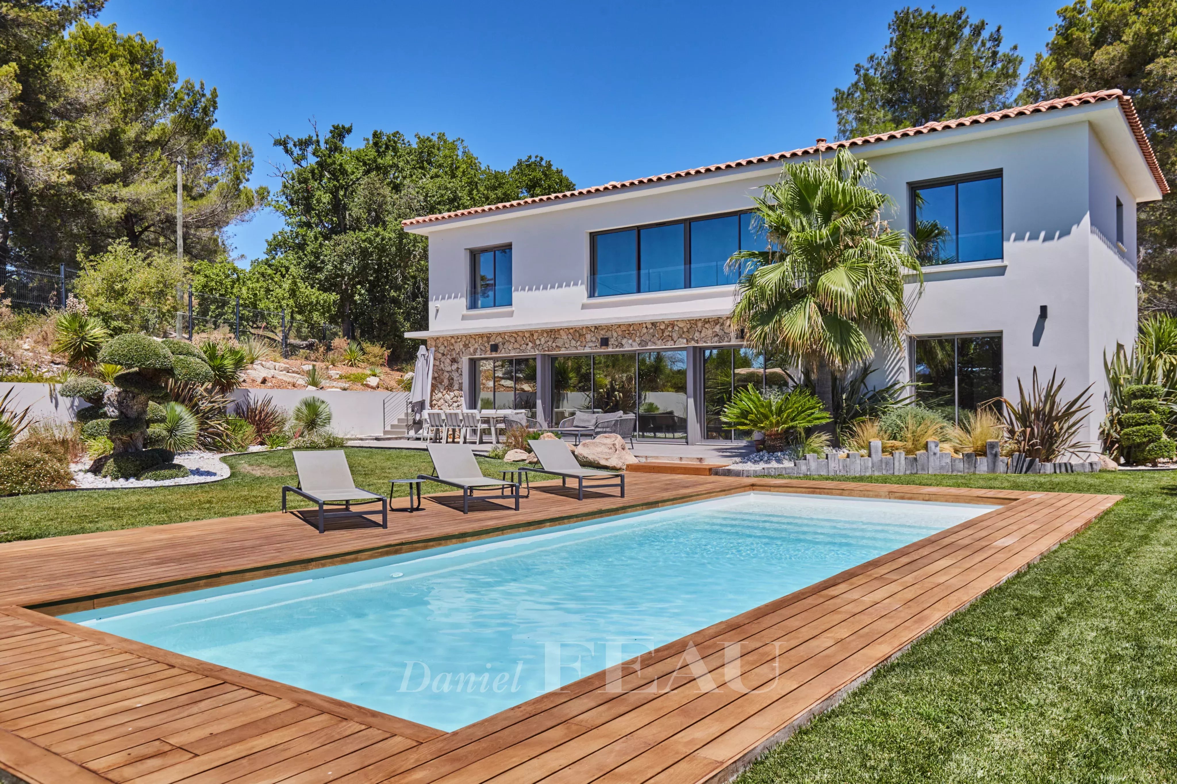 Aix-en-Provence  - A renovated property enjoying an open view