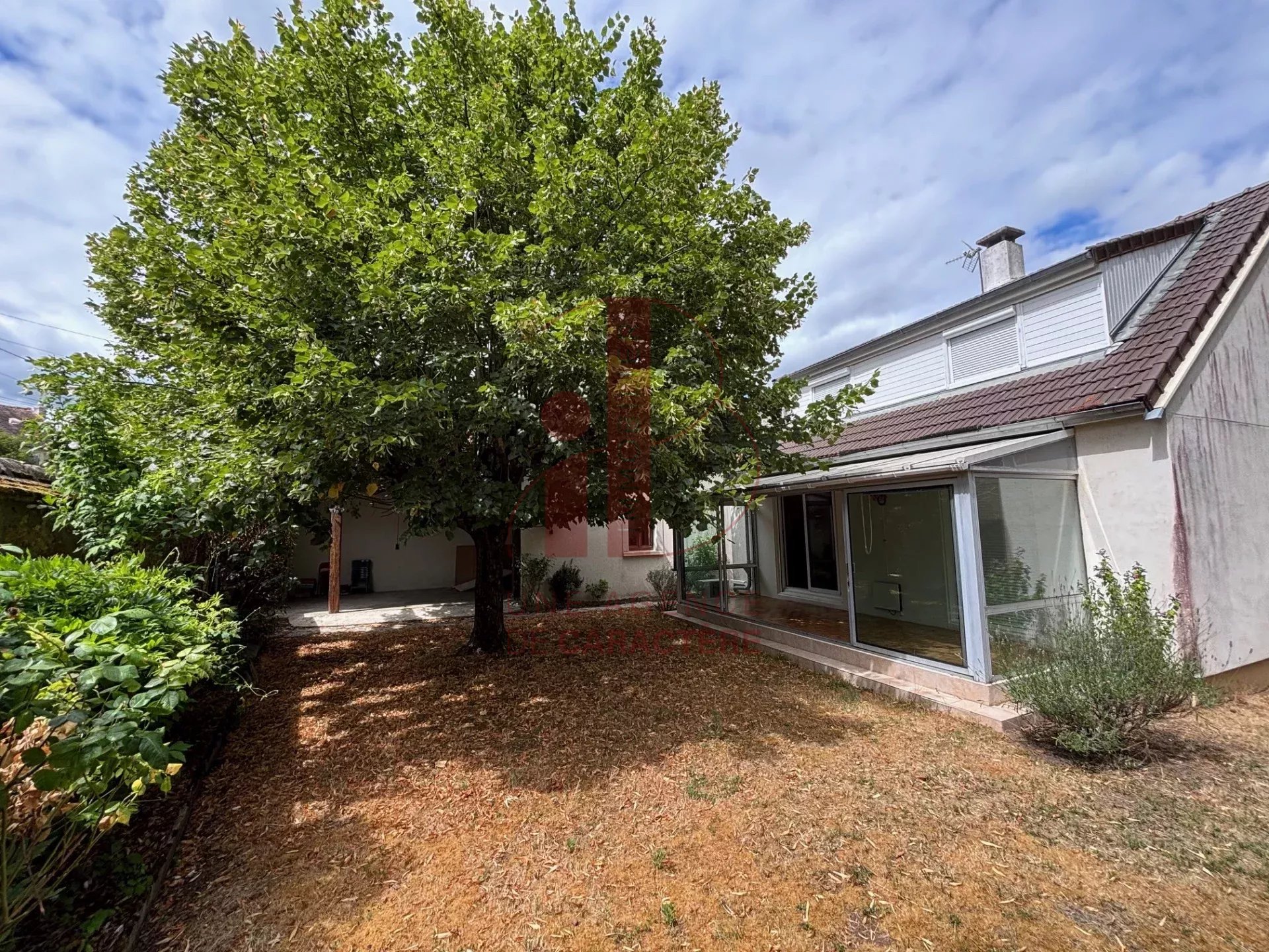 SAMOIS SUR SEINE, TRADITIONAL HOUSE OF 118 M² ON AN ENCLOSED GARDEN OF 475 M². OIS SUR SEINE,