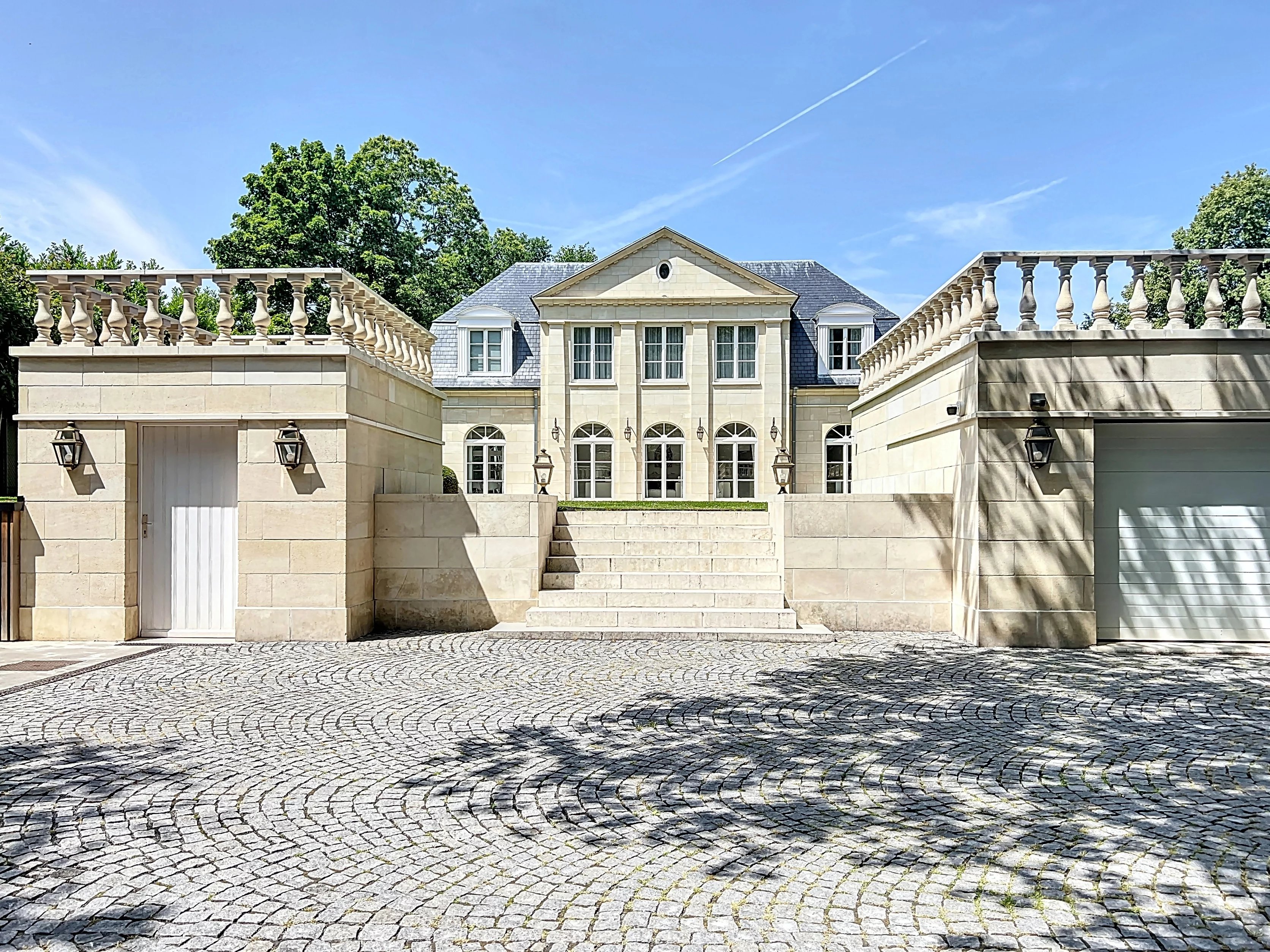 Prachtig huis in zijn groene omhulsel