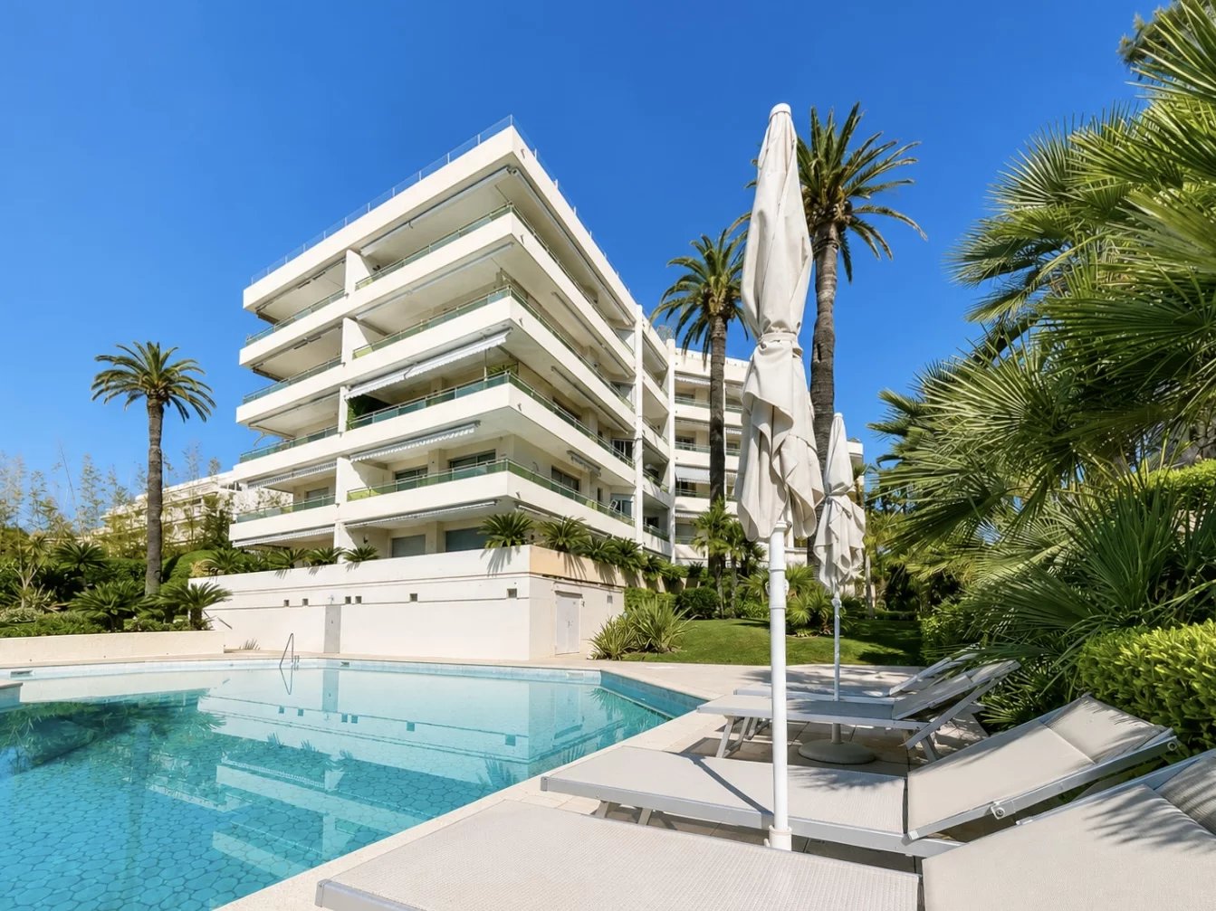 CANNES PALM BEACH – Elegant 1-Bedroom Apartment with Sea View & Exceptional Terrace