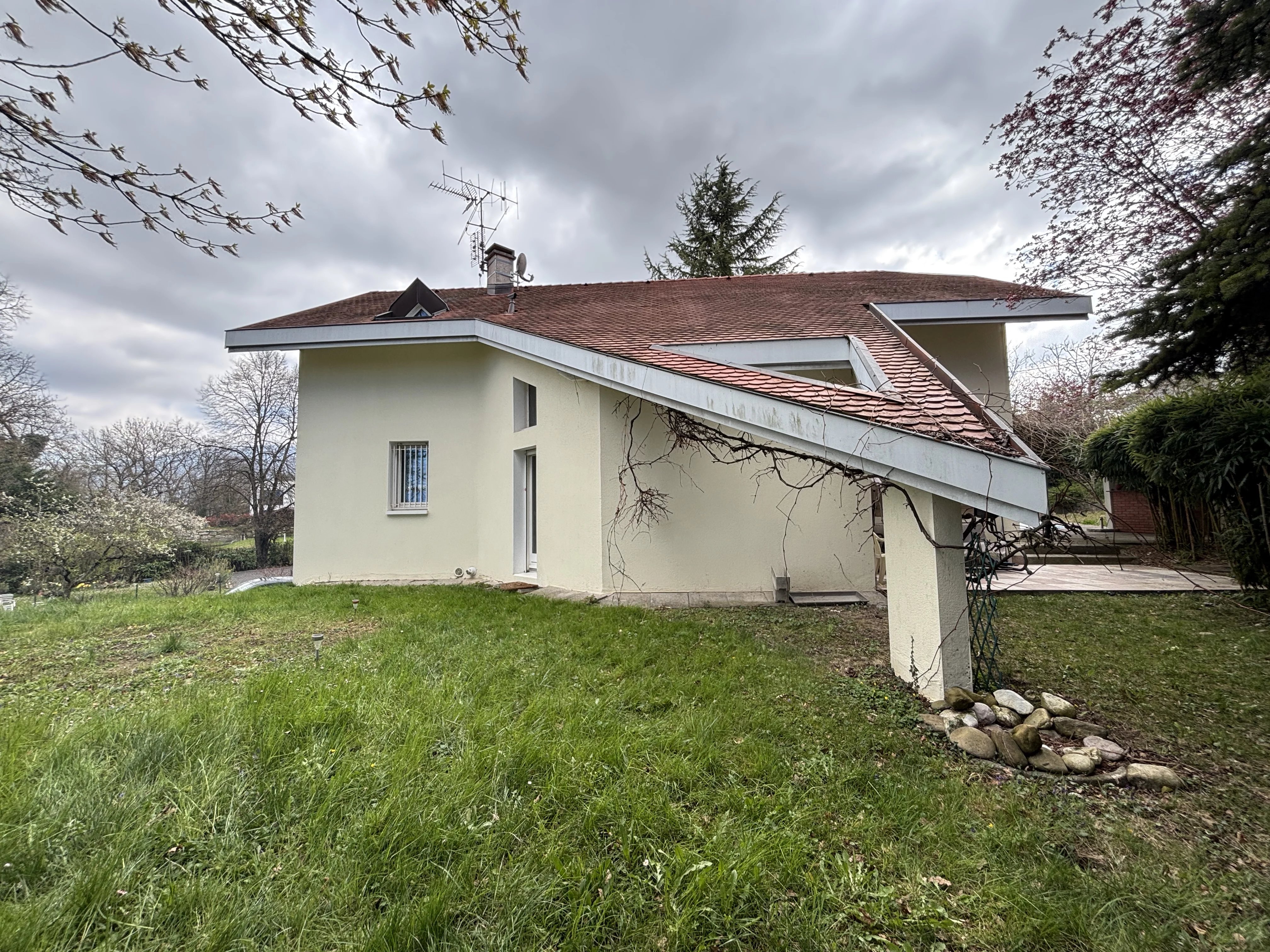 Architektenvilla mit Pool, nur 5 Minuten von der Grenze entfernt