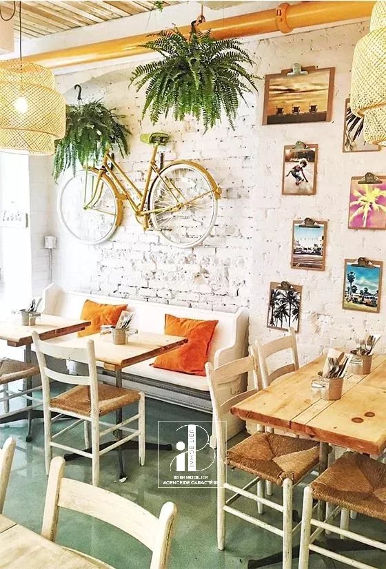 FONTAINEBLEAU CENTRE VILLE QUARTIER PIETON BOUTIQUE de 26 M²  avec petite cave.