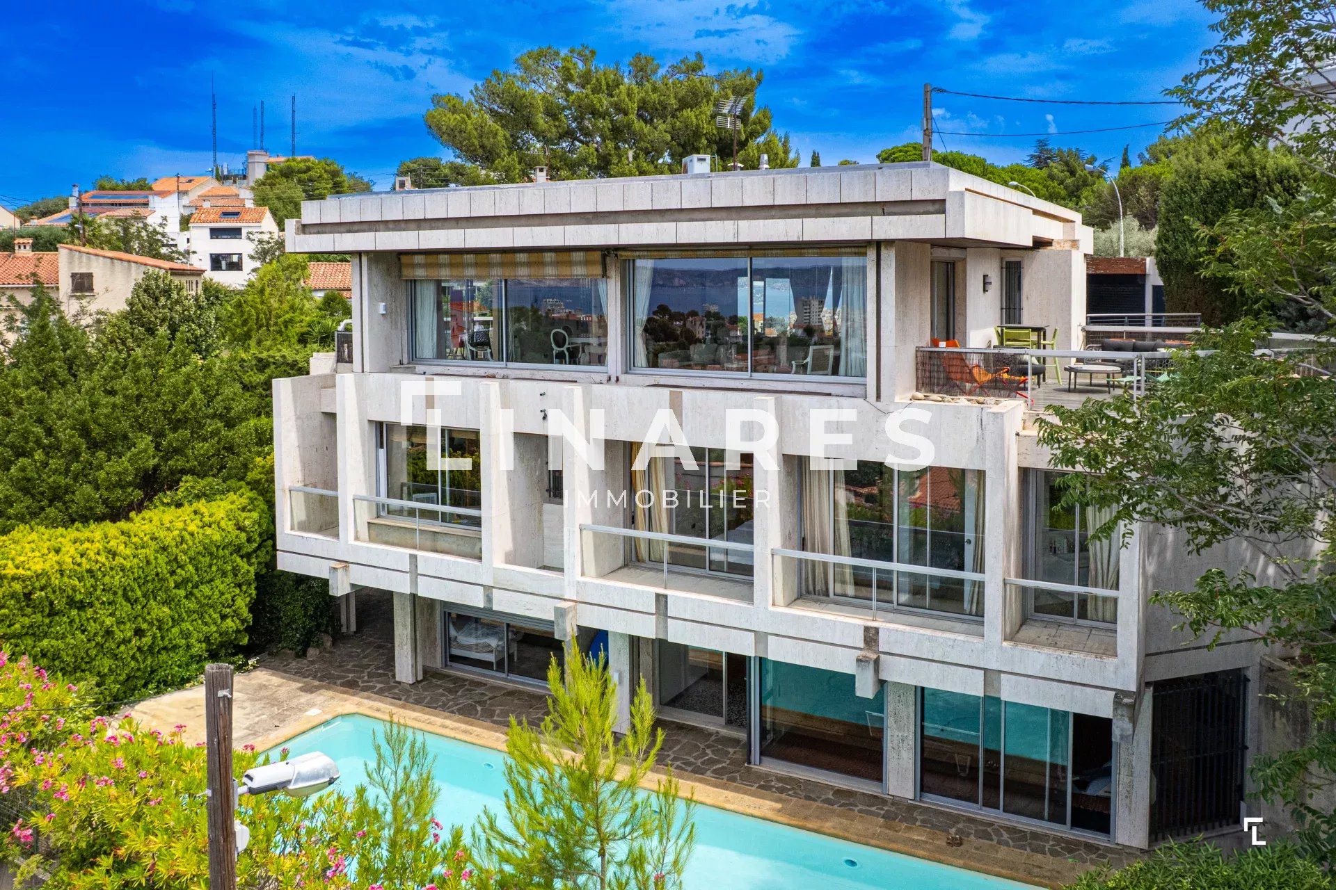 L'UNIQUE DU 7EME - Maison T8 de 313 m² + piscine + parking - 13007 Roucas Blanc