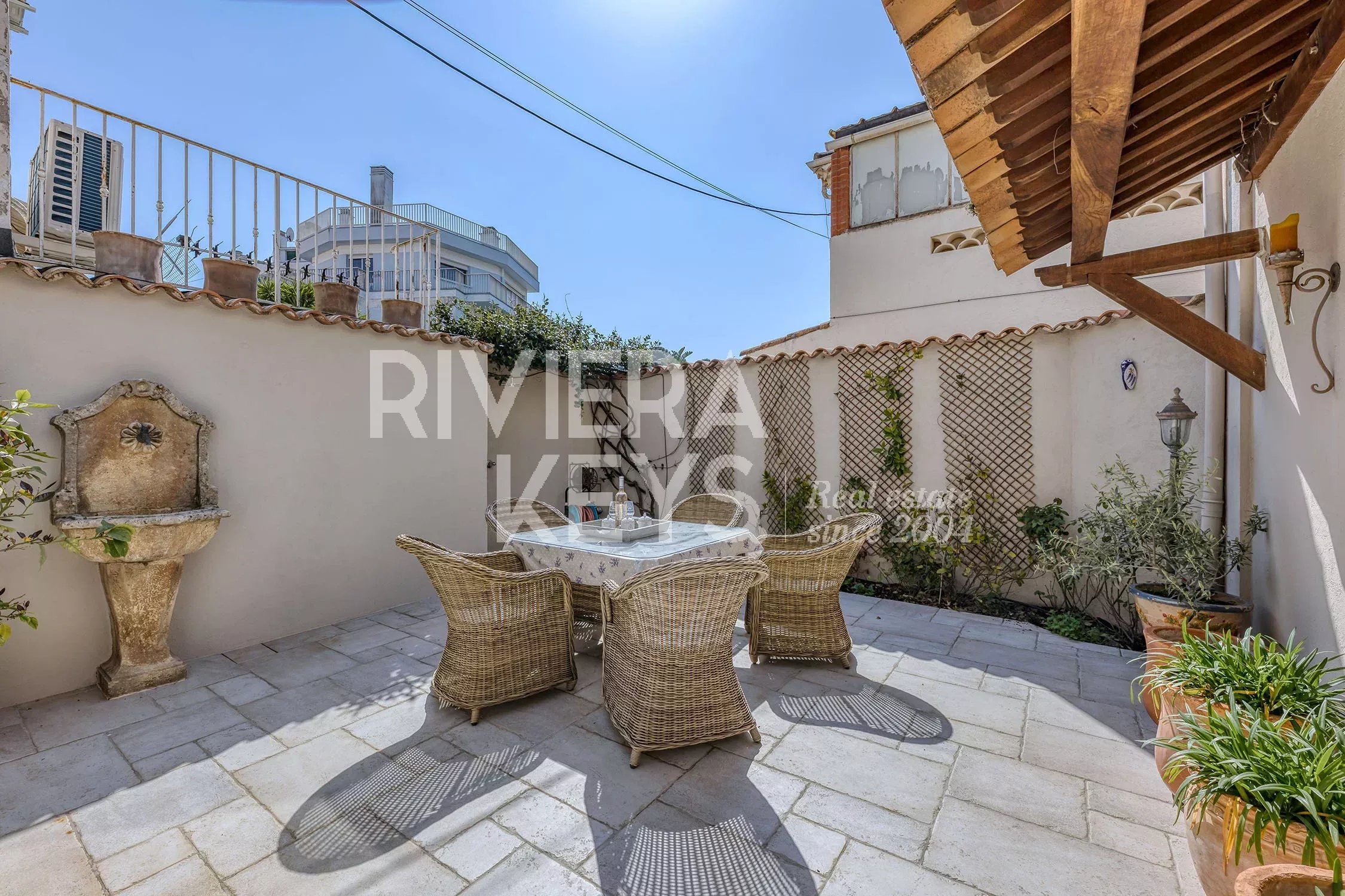 MANDELIEU-LA-NAPOULE: Duplex close to the sea and shops, with beautiful outdoor space