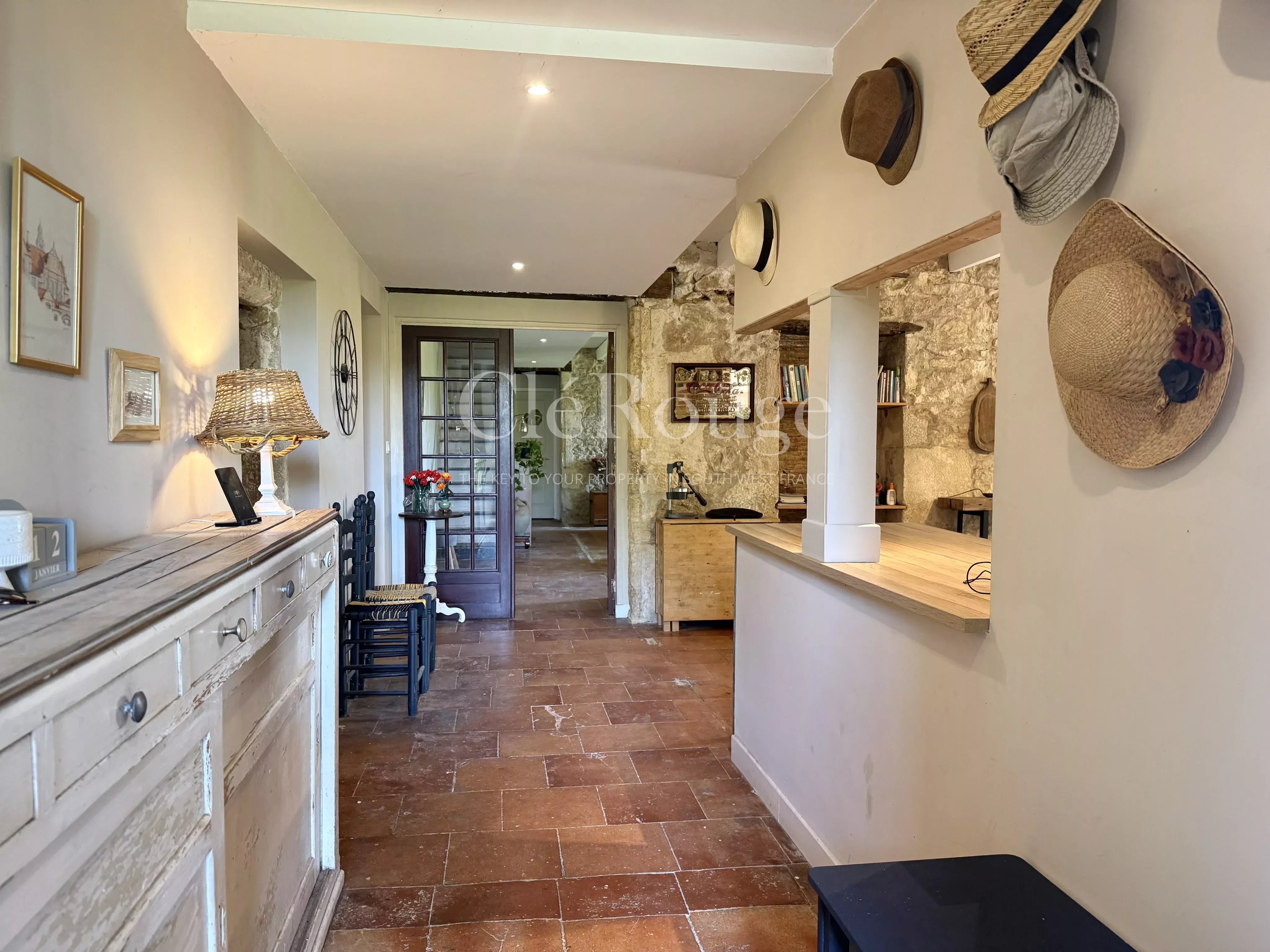 15 minutes from Monségur – Stunning 5-bedroom stone property