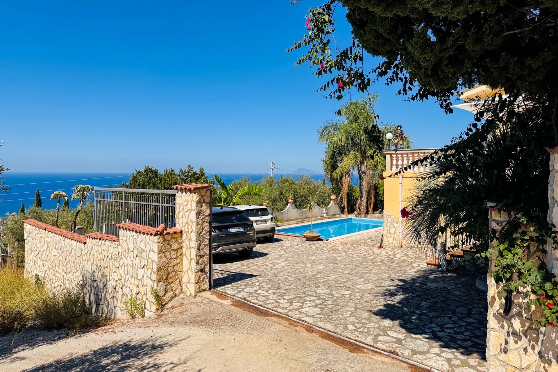 Villa in Naso - Image 4