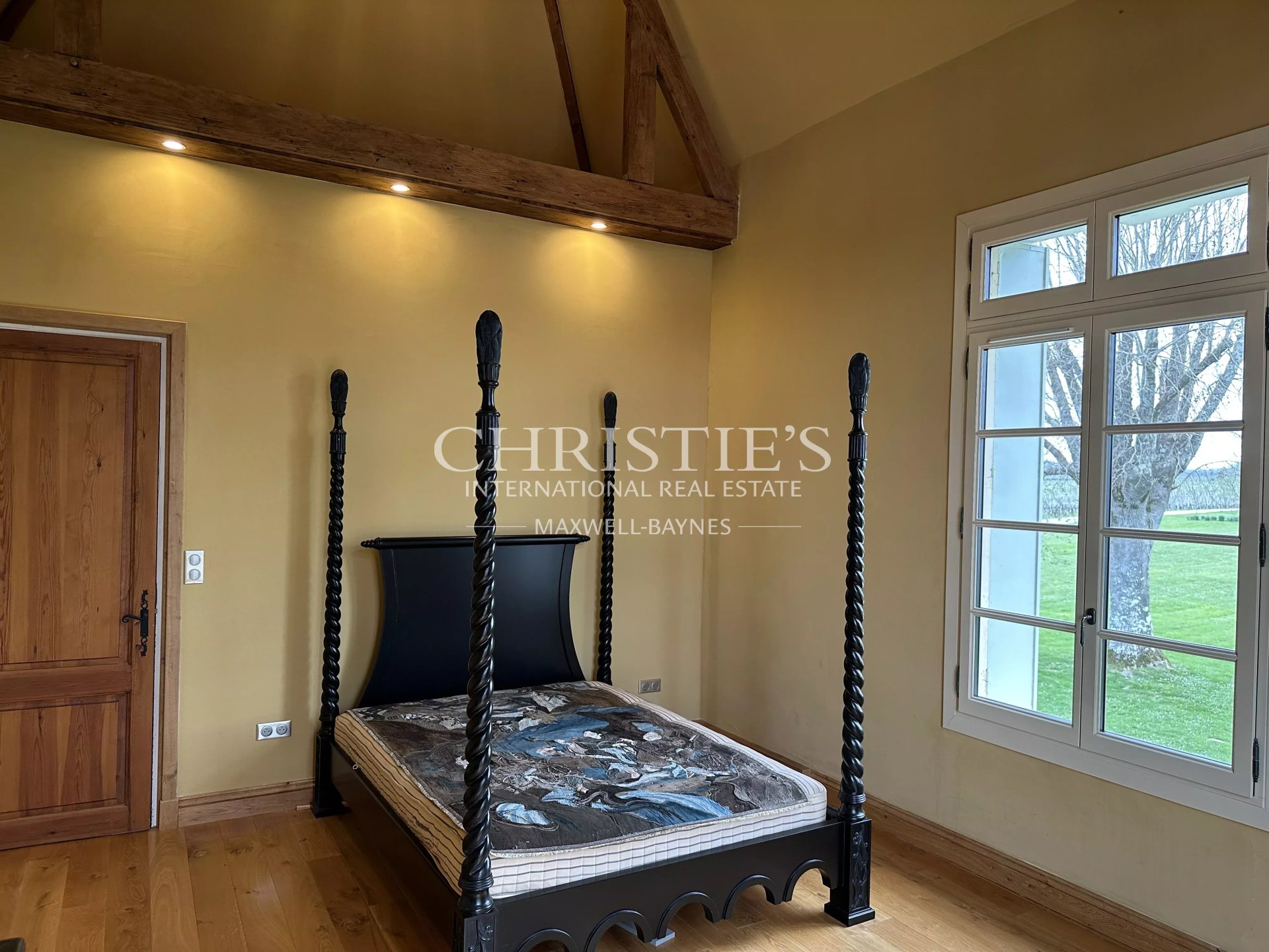 8 Bedroom Vineyard's Image 20