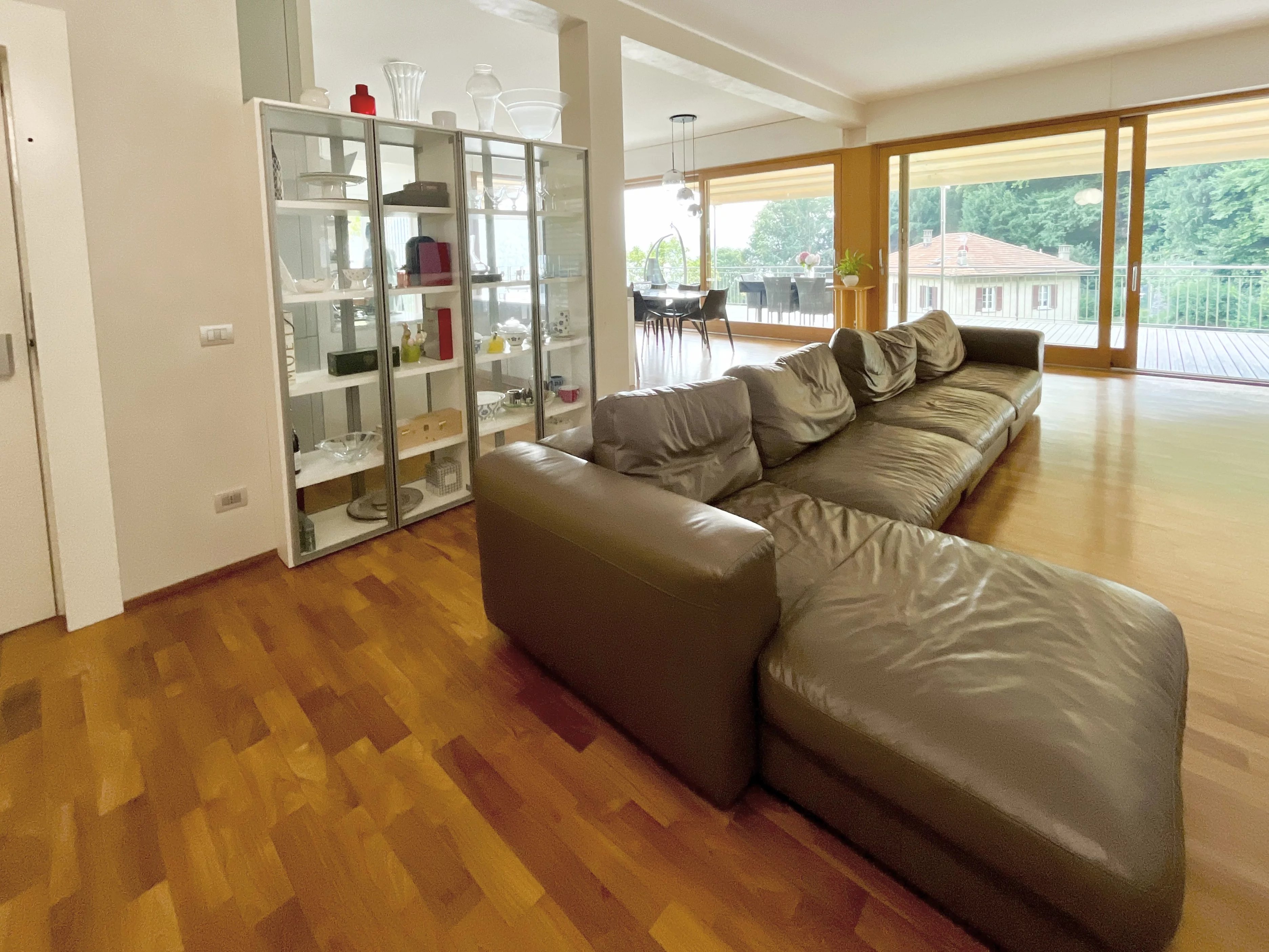 Appartement avec Plafonds Hauts, Baies Vitrées Panoramiques et Jardin Privé au Cœur de Cernobbio - picture 18 title=