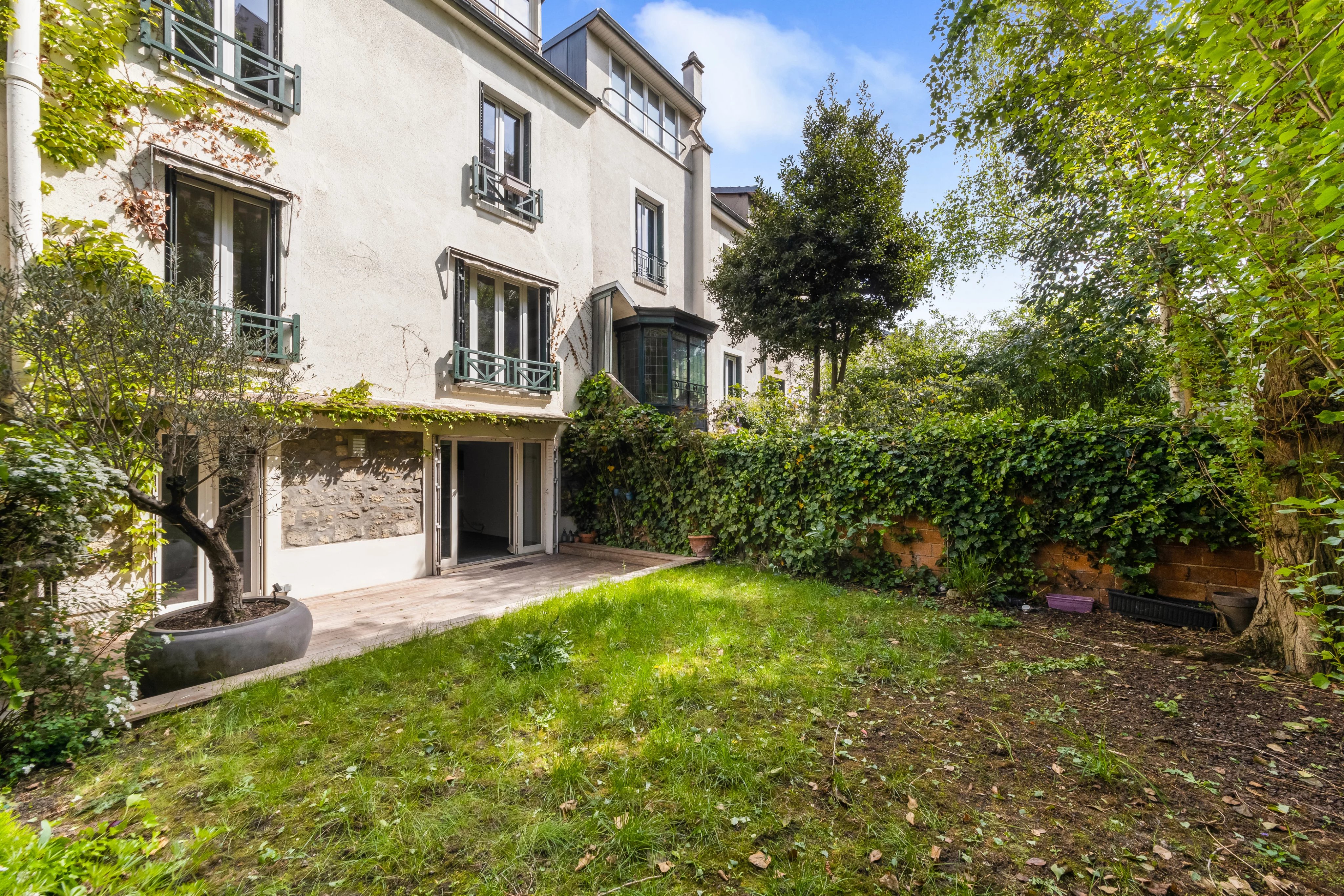 Suresnes – A family home with a garden