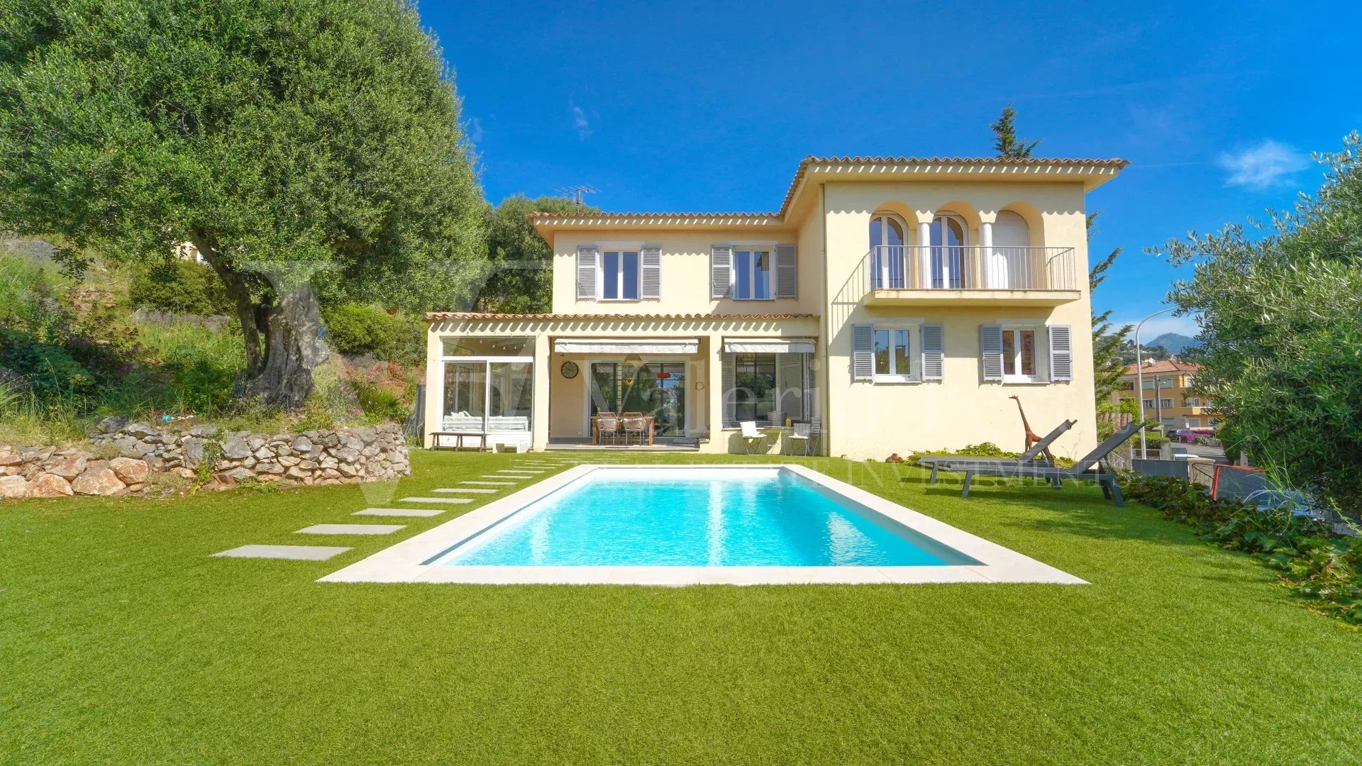 Villa contemporaine avec jardin méditerranéen plat et piscine
