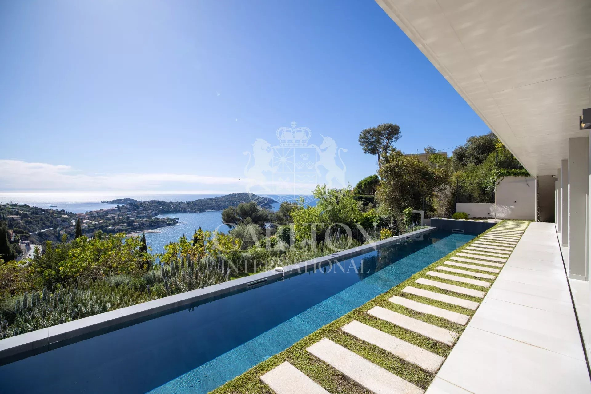 Prestigieuse villa contemporaine avec vue panoramique sur la mer