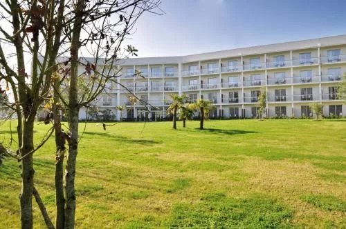 T1 Golden Tulip exploitation Cap West Carquefou loyer  4,5 %