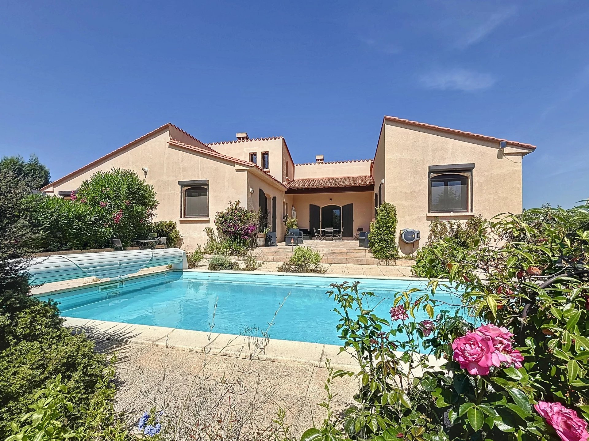 MAGNIFIQUE VILLA AVEC PISCINE ET VUES, MONTESQUIEU DES ALBERES