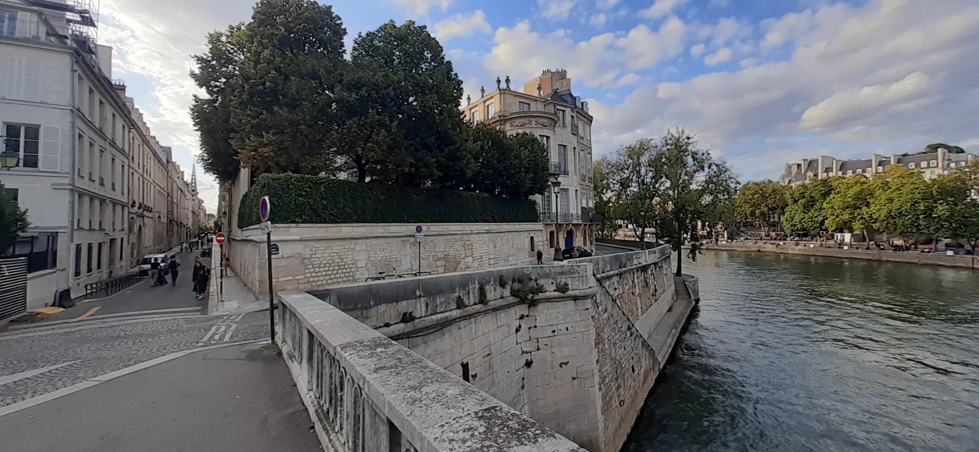 4° - ILE SAINT-LOUIS -  STUDIO  ENTIEREMENT RENOVE