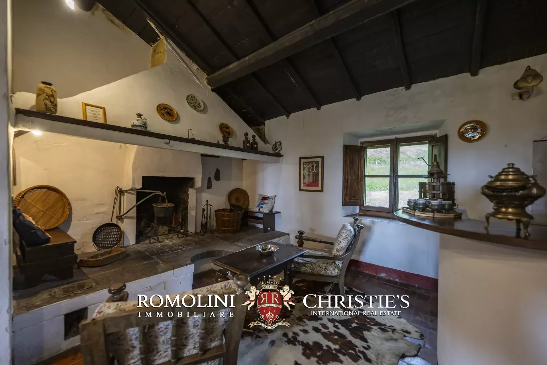 101-HA ESTATE WITH NATURAL SPRINGS FOR SALE BETWEEN AREZZO AND FLORENCE