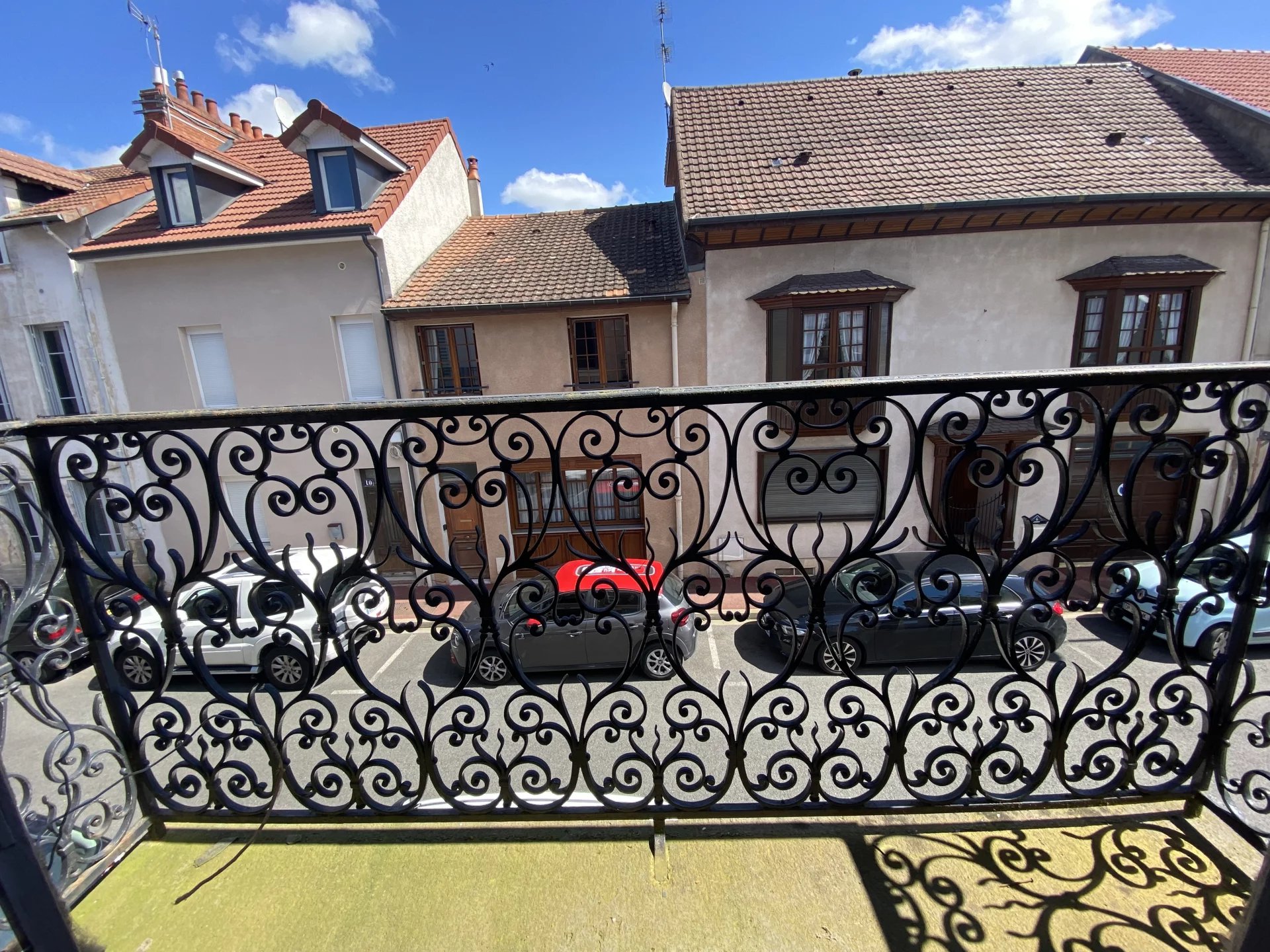 APPARTEMENT 2 PIÈCES AVEC BALCON - JARDIN  ET CAVE -03200 VICHY-