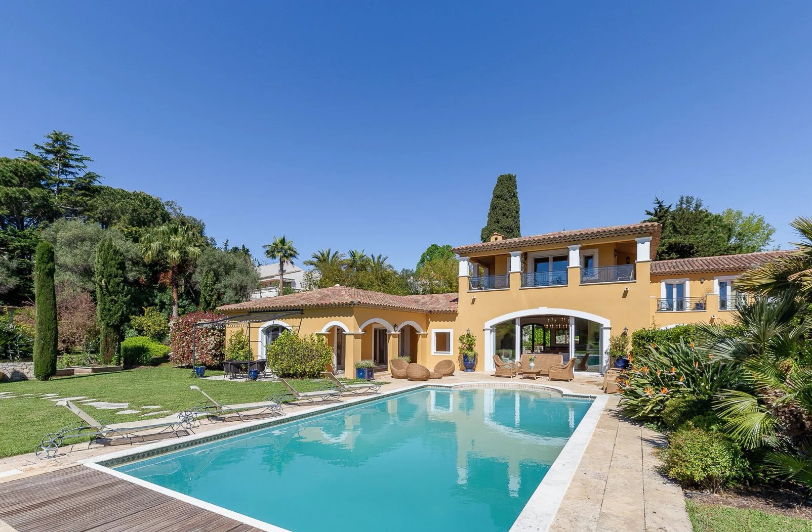 ANTIBES // CAP D'ANTIBES - PROPRIÉTÉ -VILLA 10P 500m2 // PISCINE - GARAGES - JARDIN Arboré 4300m2 // AU CALME // CAP D'ANTIBES