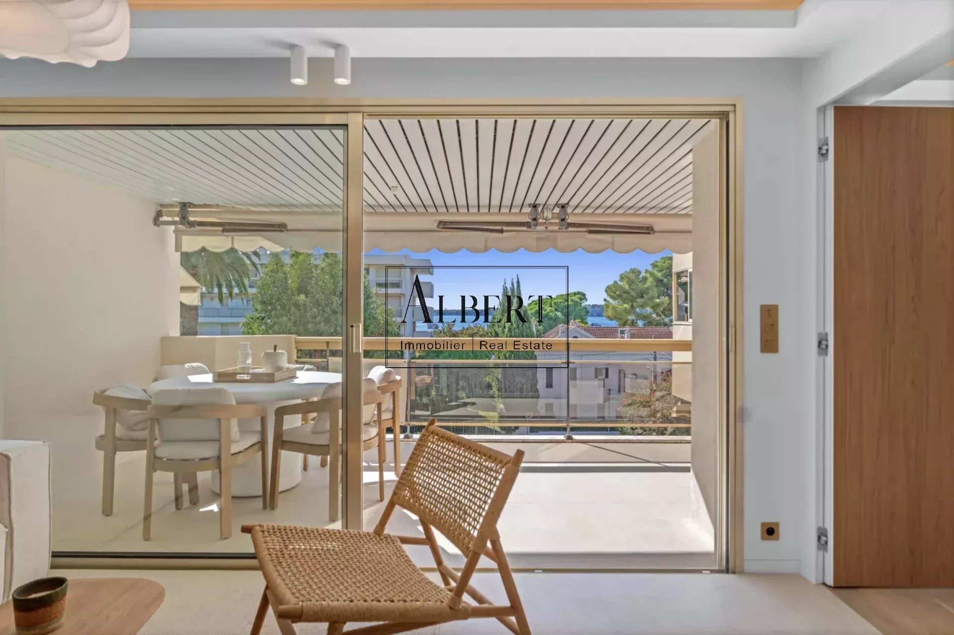 CANNES – PALM BEACH – 4-ROOM APARTMENT WITH SEA VIEW