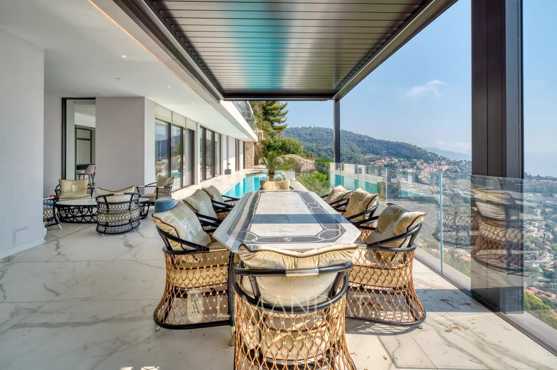 Roquebrune Cap Martin - Villa contemporaine 570 m2 terrain 3 780 m2 piscine chauffée garage parkings