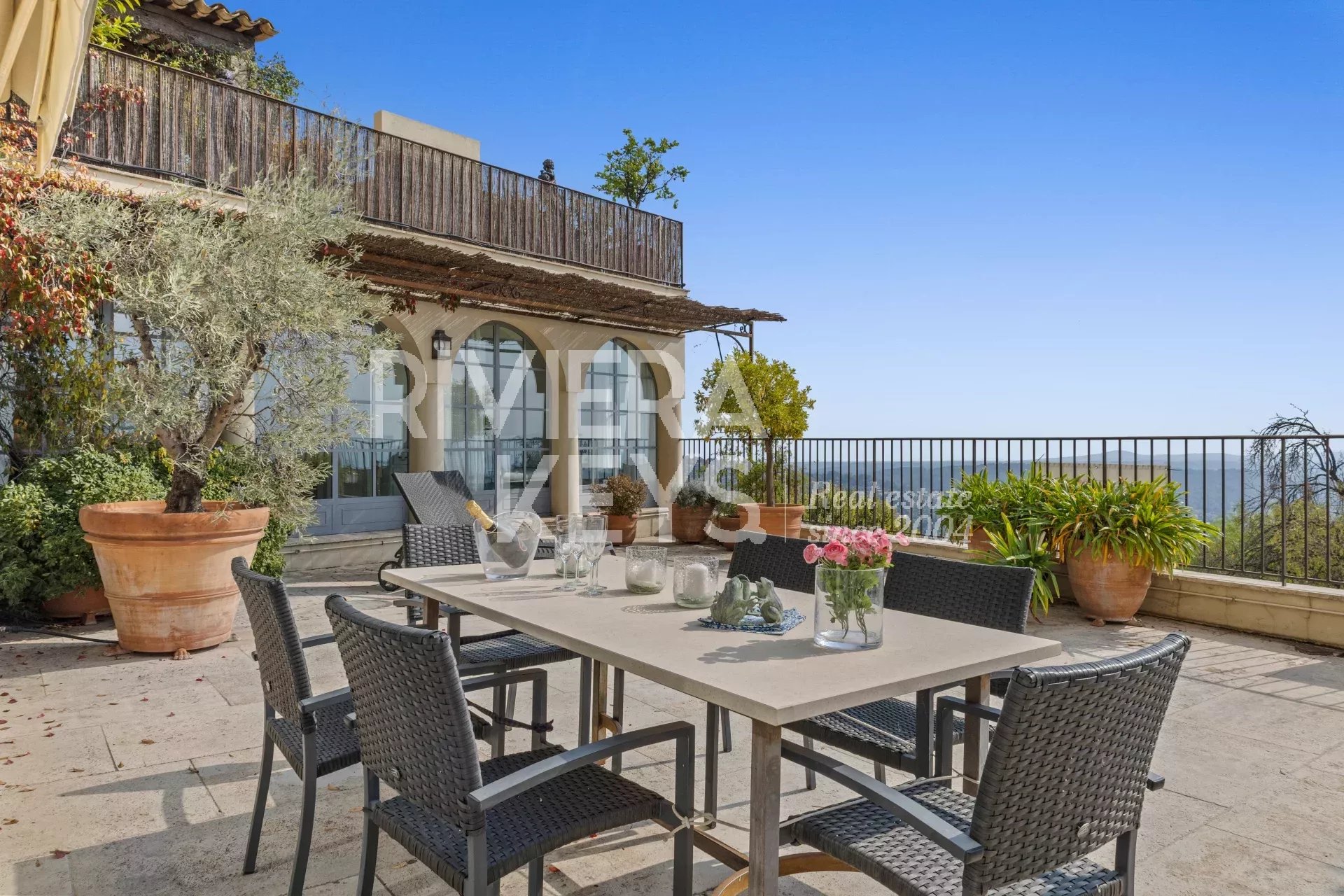 CHÂTEAUNEUF-GRASSE: 2-bedroom apartment with large terrace and panoramic views