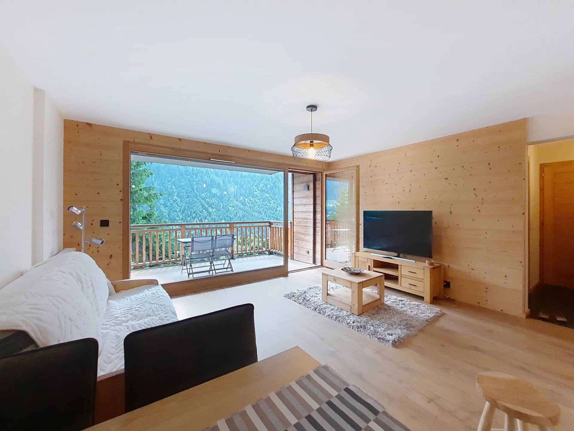 MAGNIFICENT RECENT 1 BEDROOM APARTMENT WITH GARAGE