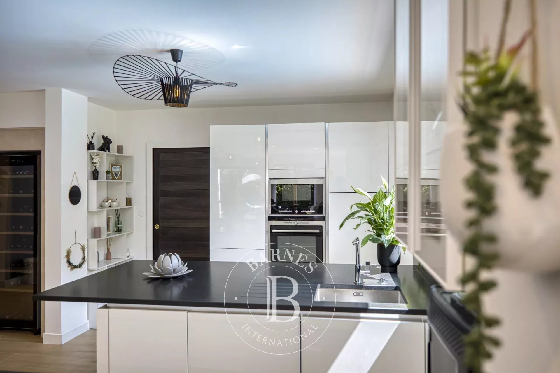 BARNES Pays de Gex – DIVONNE-LES-BAINS – SECTEUR RÉSIDENTIEL – VILLA D’ARCHITECTE RÉNOVÉE AVEC PISCINE - picture 5