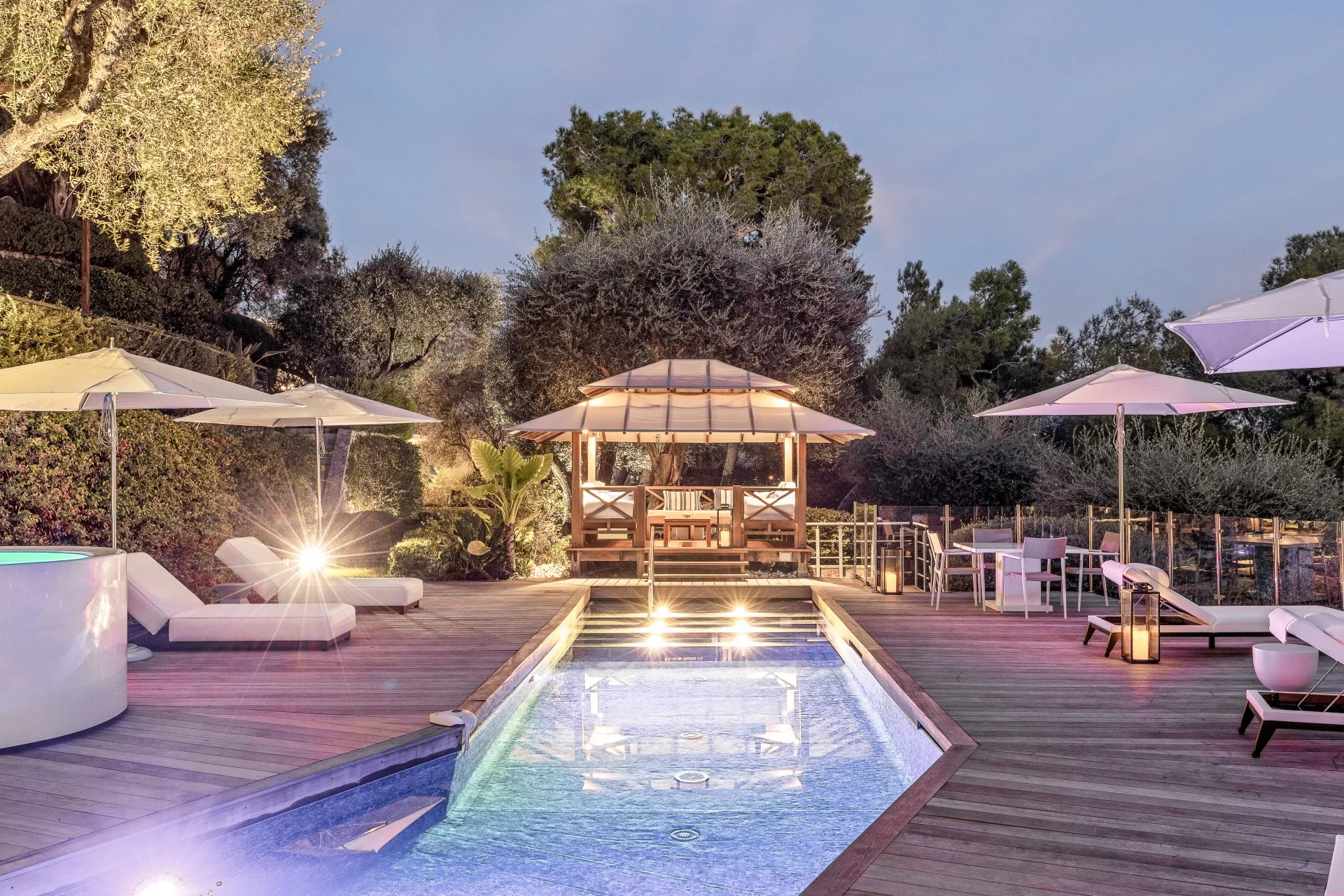 Contemporary 5-bedroom villa with panoramic view