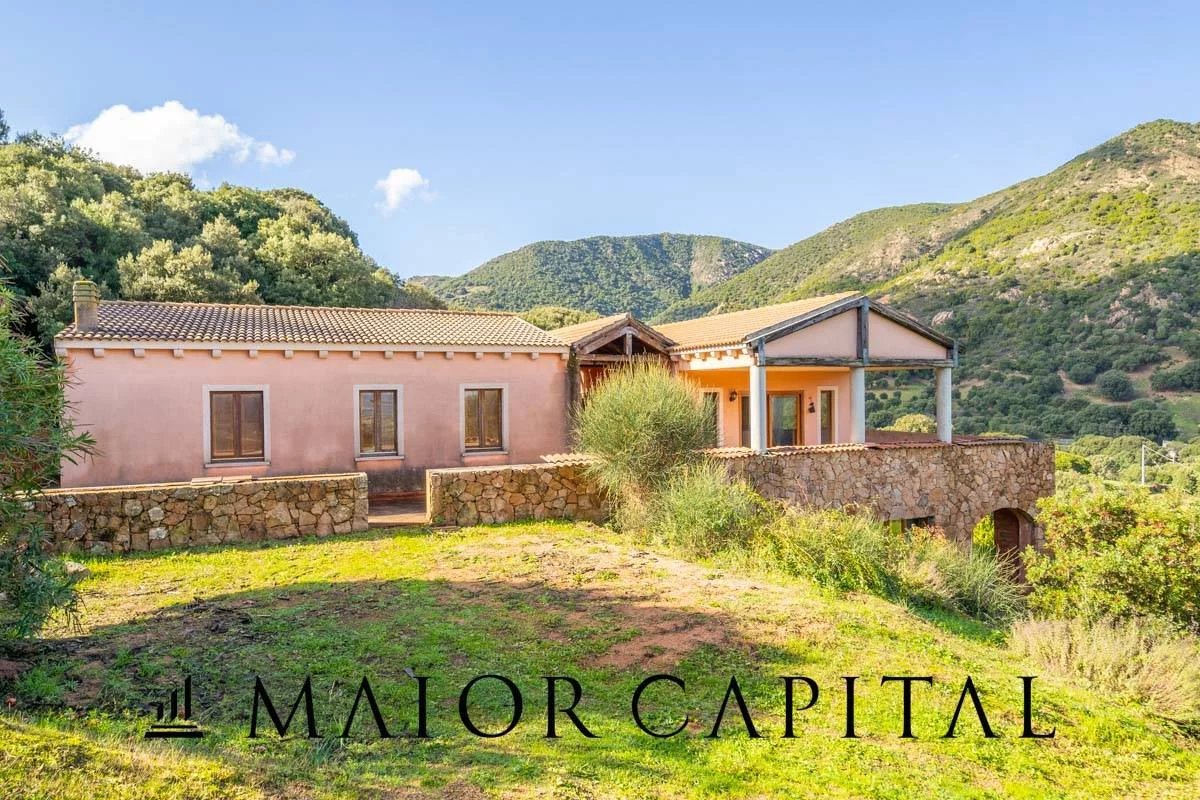 Padru, villa circondata dalla natura