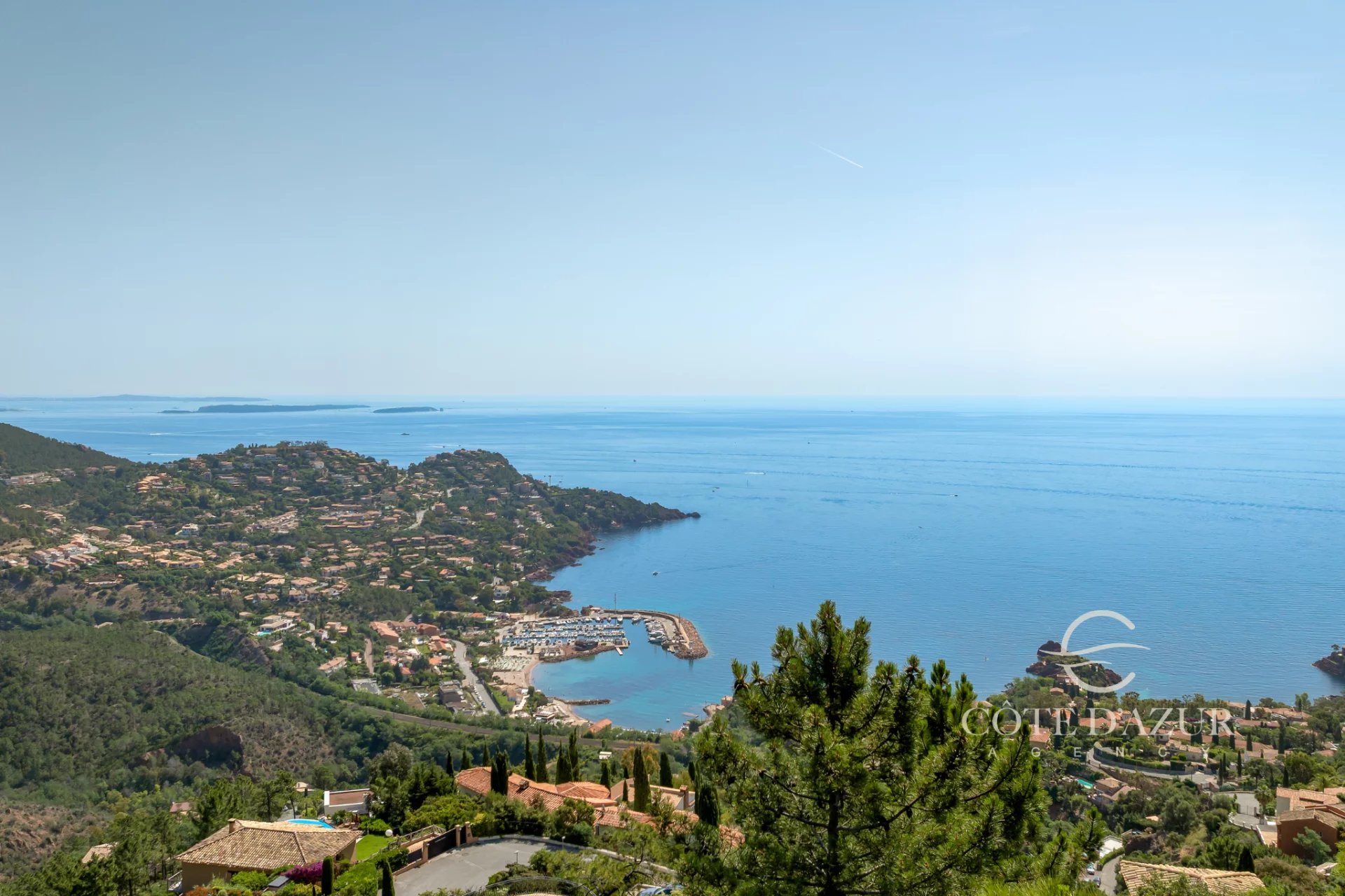 Exceptional property with panoramic sea views 40
