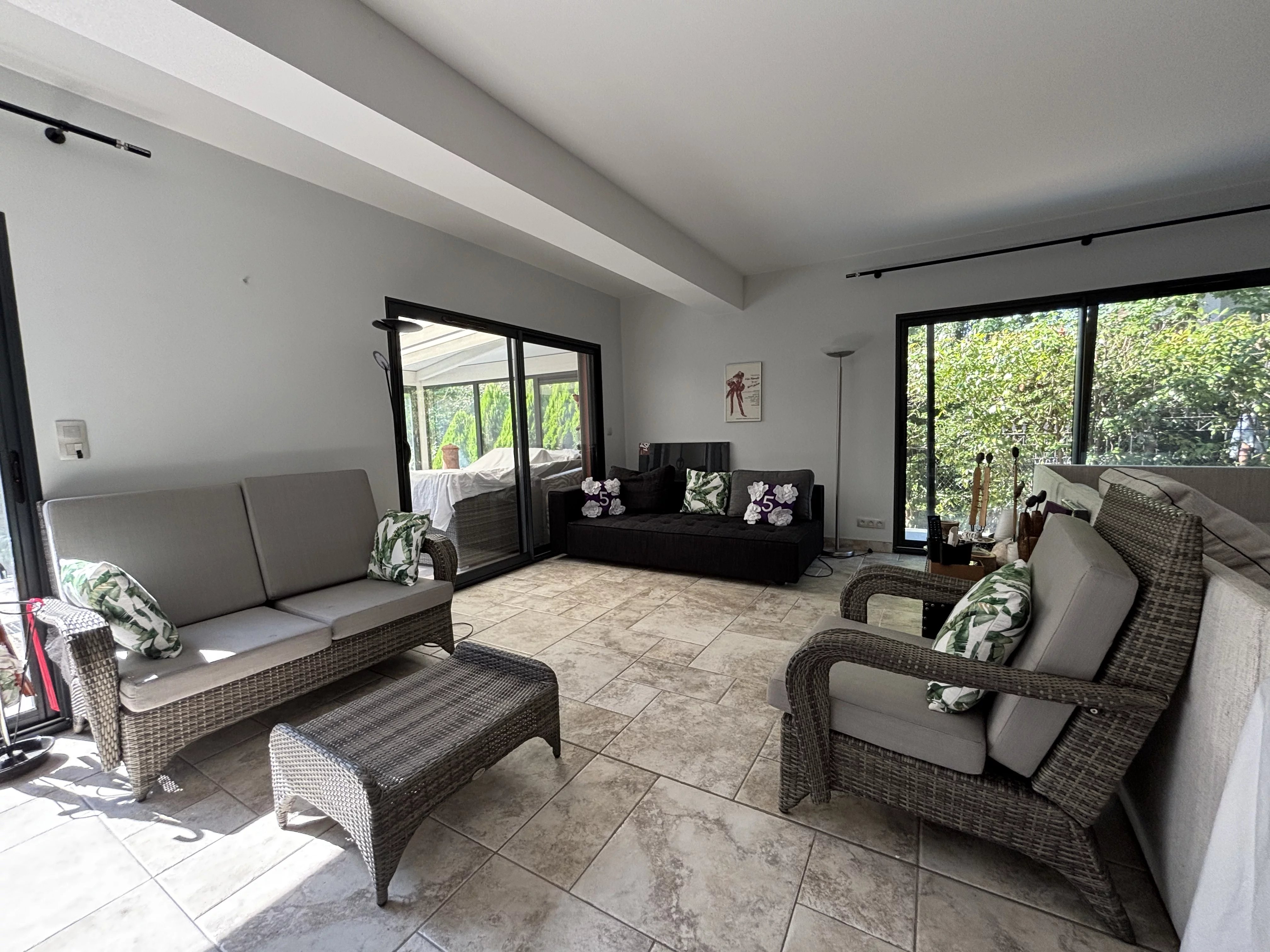 3-4 Schlafzimmer Villa mit Garten, nahe Stadtzentrum und See