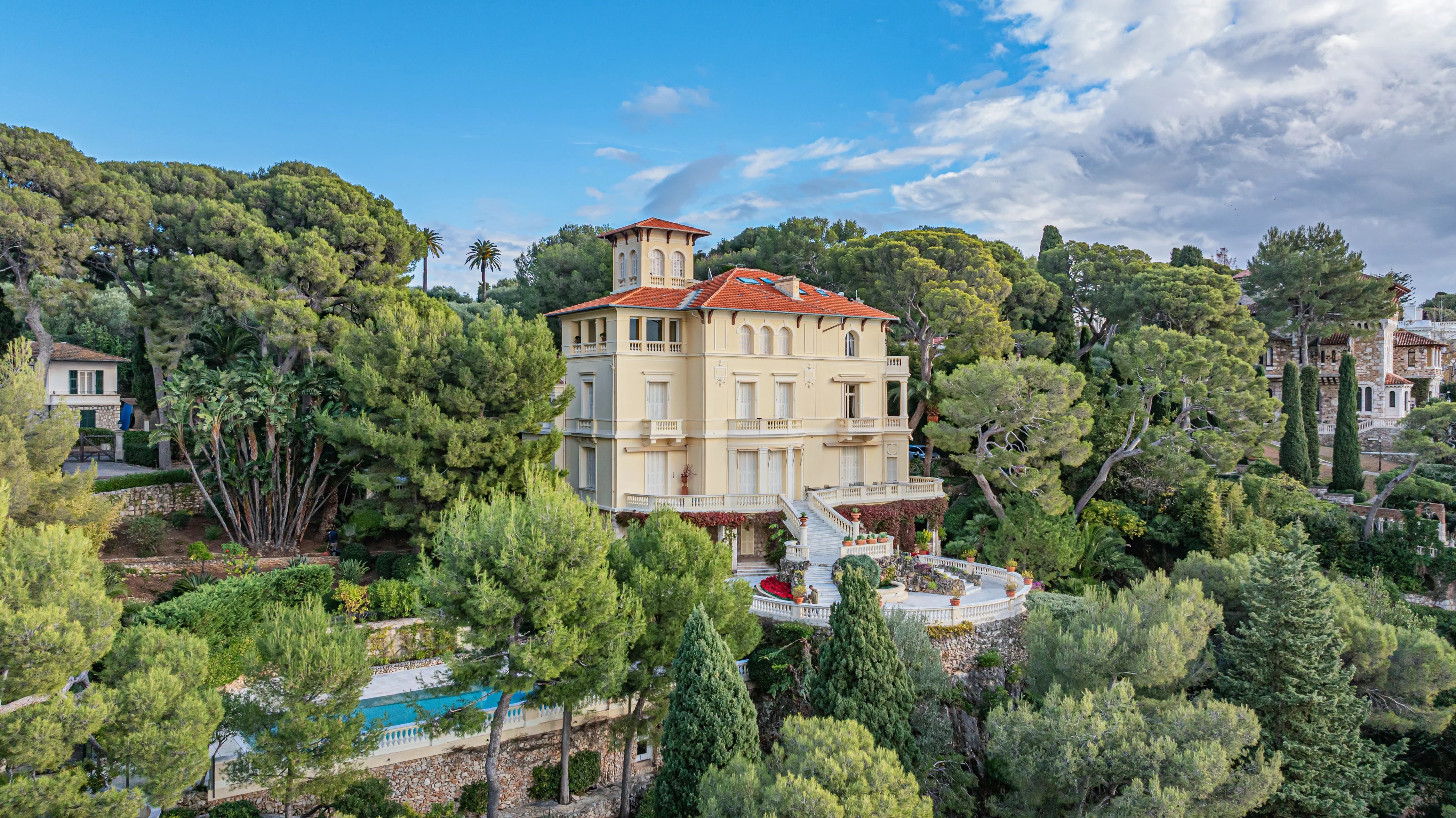 ROQUEBRUNE CAP MARTIN - BOURGEOIS APARTMENT 3 ROOMS - SWIMMING POOL - PANORAMIC SEA VIEW