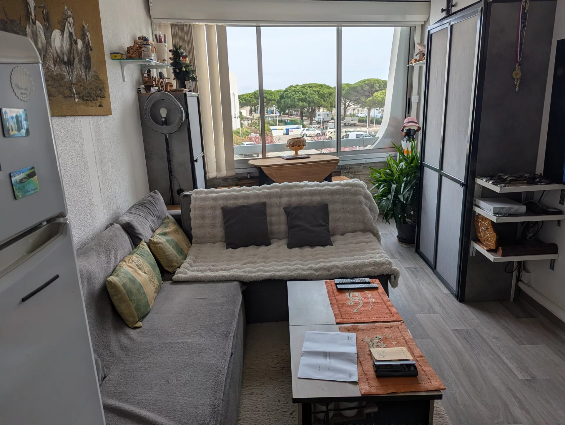 Studio moderne bien aménagé avec parking.