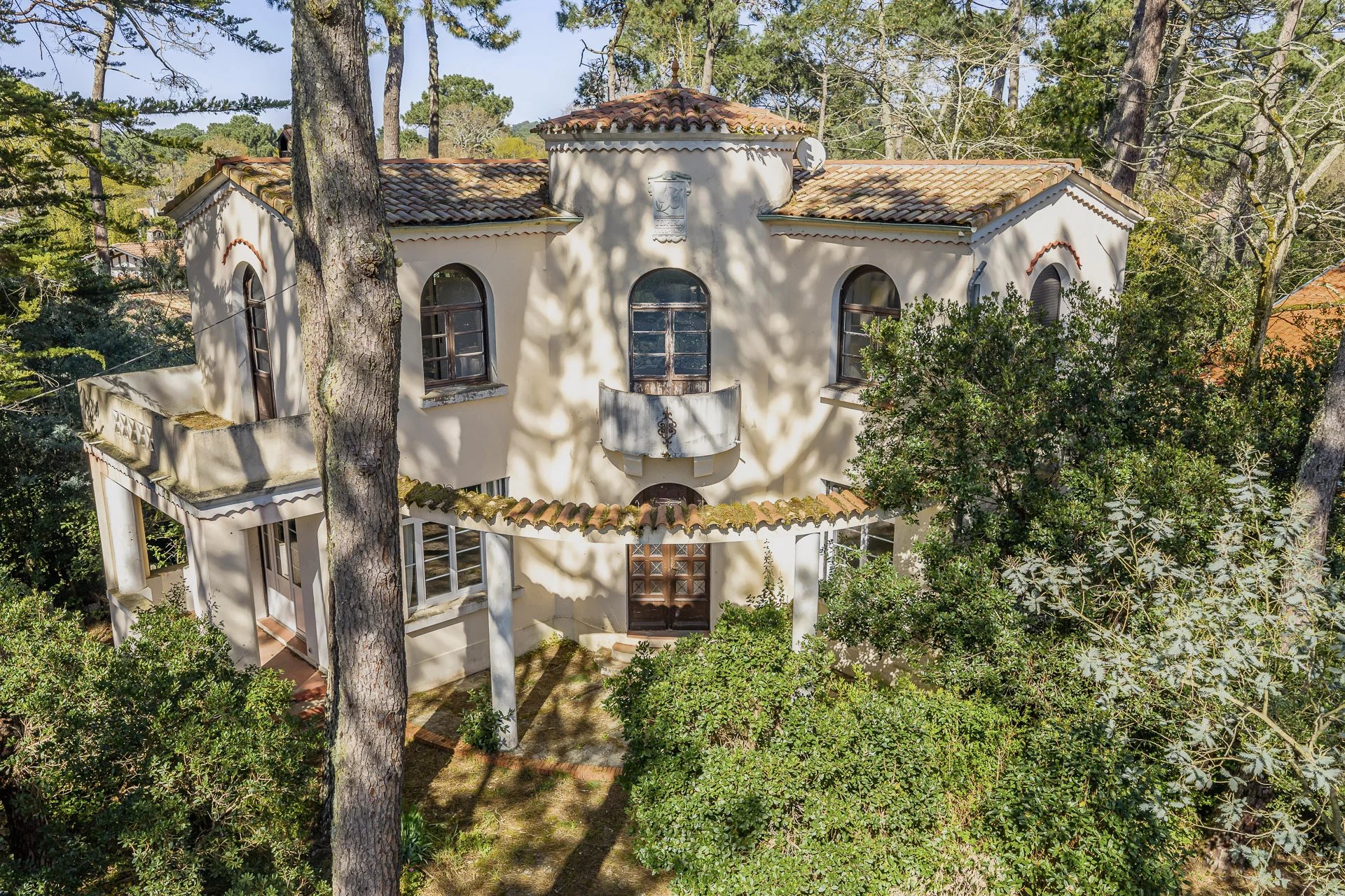 A historic villa in the Haïtza district, just a stone's throw from the beach