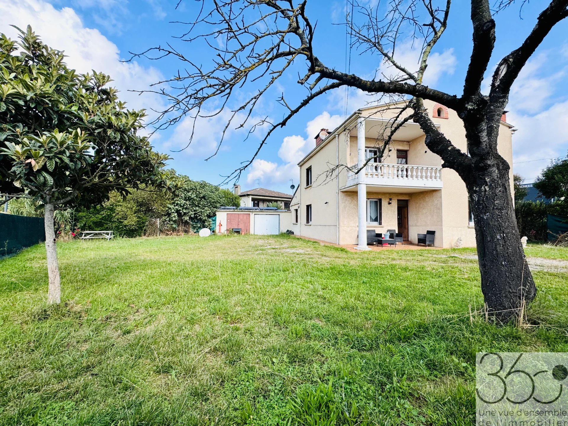 Maison à vendre sur terrain clos de 736m² avec garages.