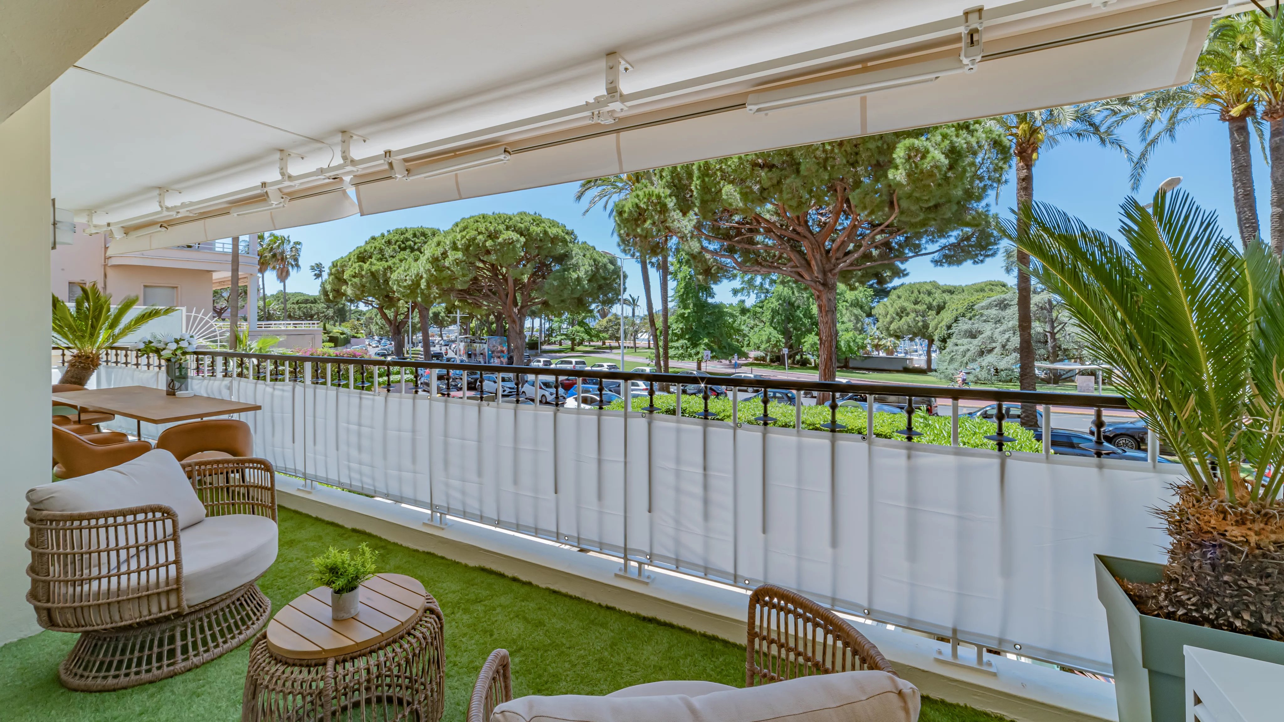 Renovated Two-Bedroom Apartment – La Croisette