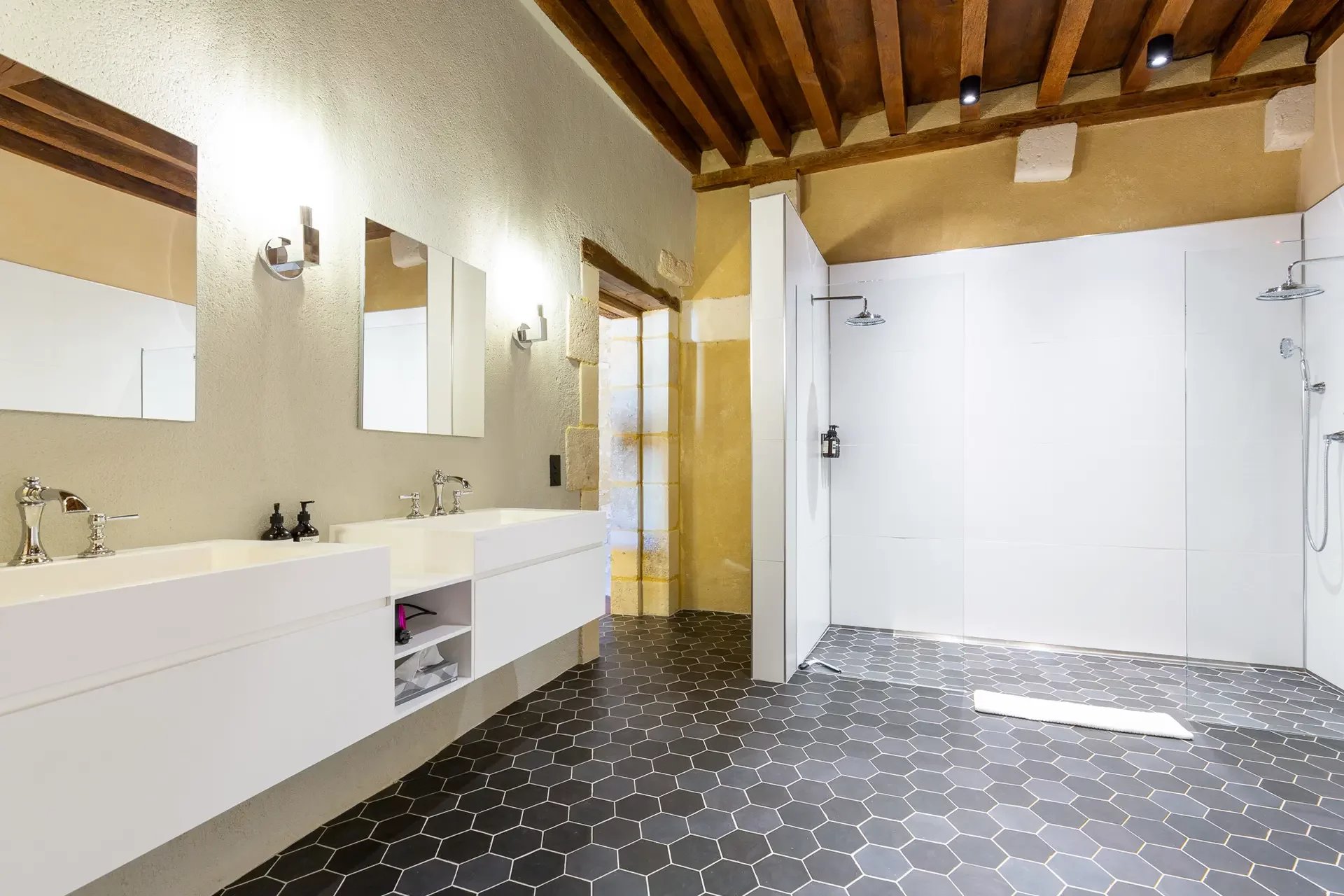 SCHLOSS MIT POOL UND TENNISPLATZ IN BORDEAUX ZU VERKAUFEN