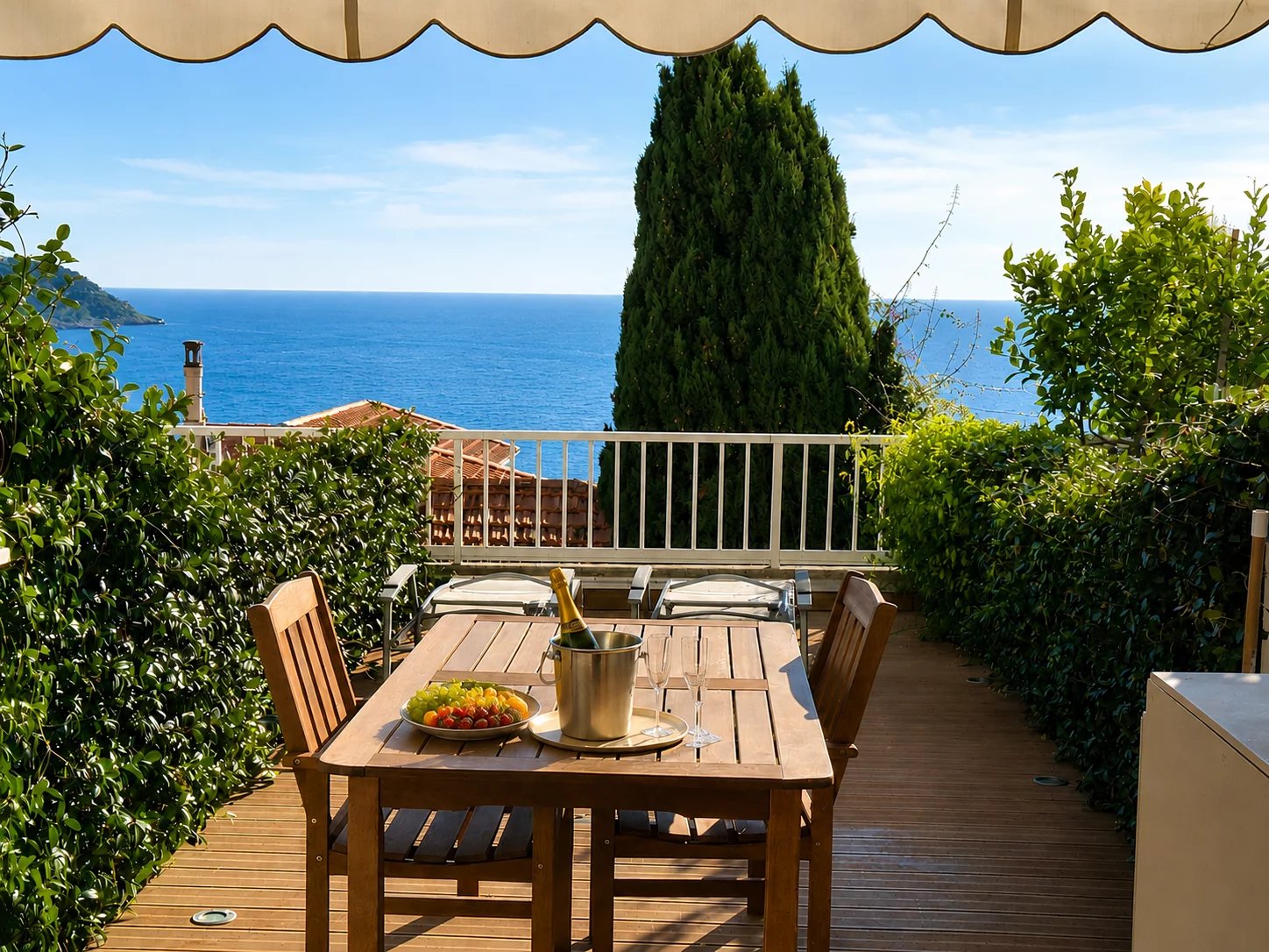 STUDIO CON VISTA MARE IN VENDITA A ROQUEBRUNE-CAP-MARTIN – TERRAZZA SOLEGGIATA – RESIDENCE CON PISCINA – VICINO A MONACO