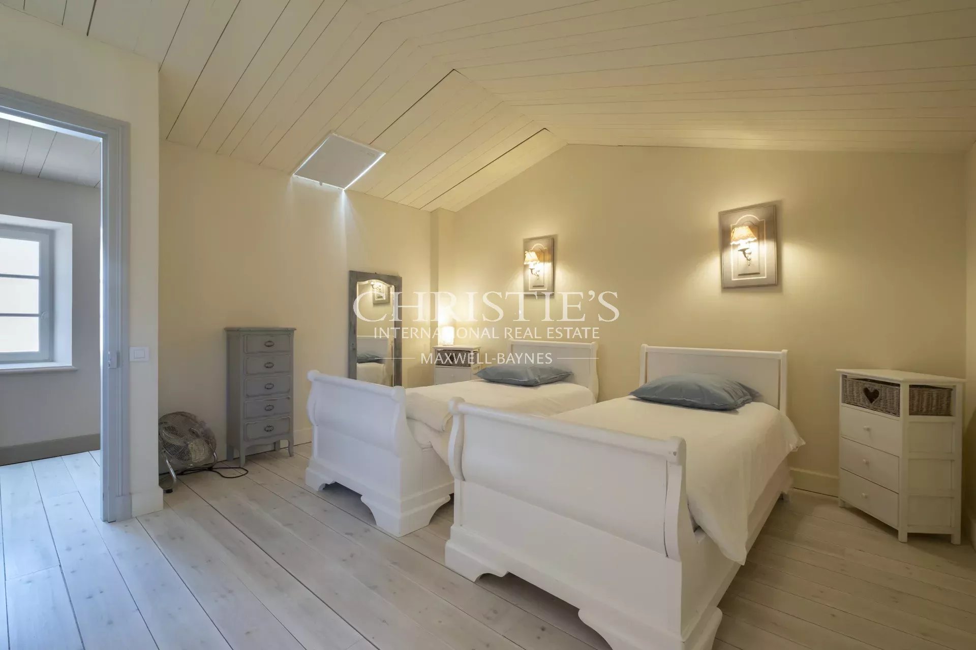 10 Bedroom Villa/Townhouse's Image 25