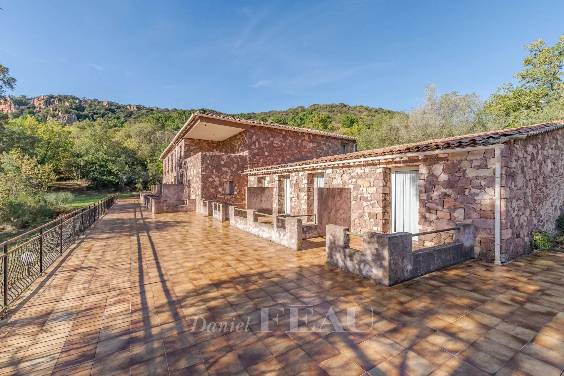 Sale Mas Bagnols-en-Forêt