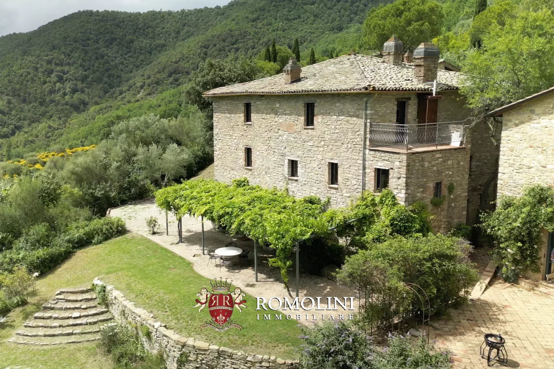 BORGO RISTRUTTURATO CON PISCINA IN VENDITA A UMBERTIDE