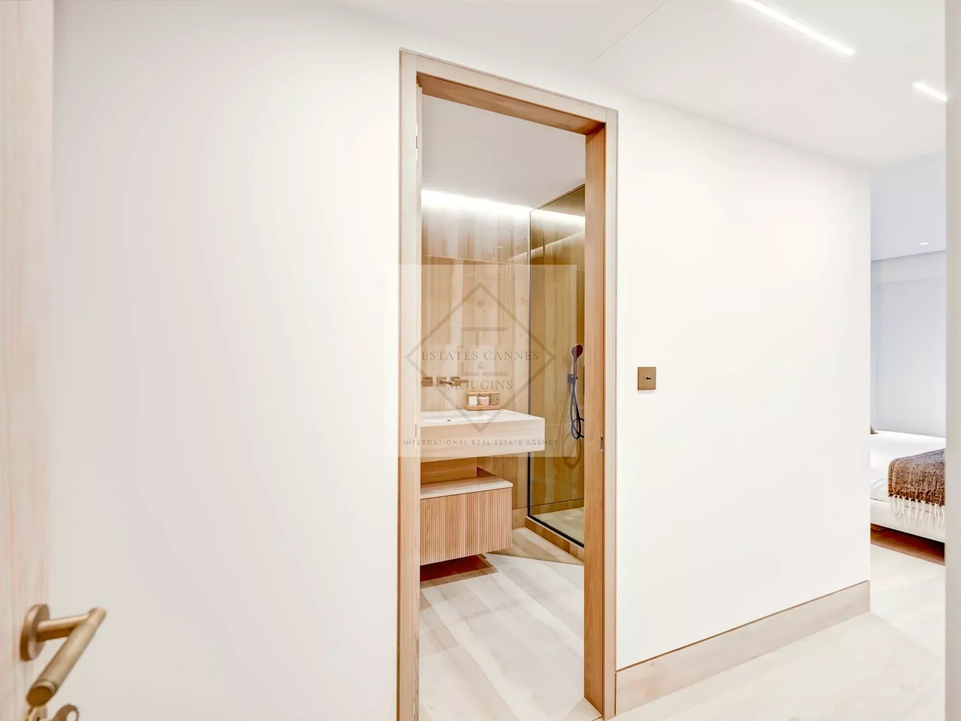 Cannes – Croisette : Appartement d’exception dans résidence historique avec vue mer panoramique — photo 24