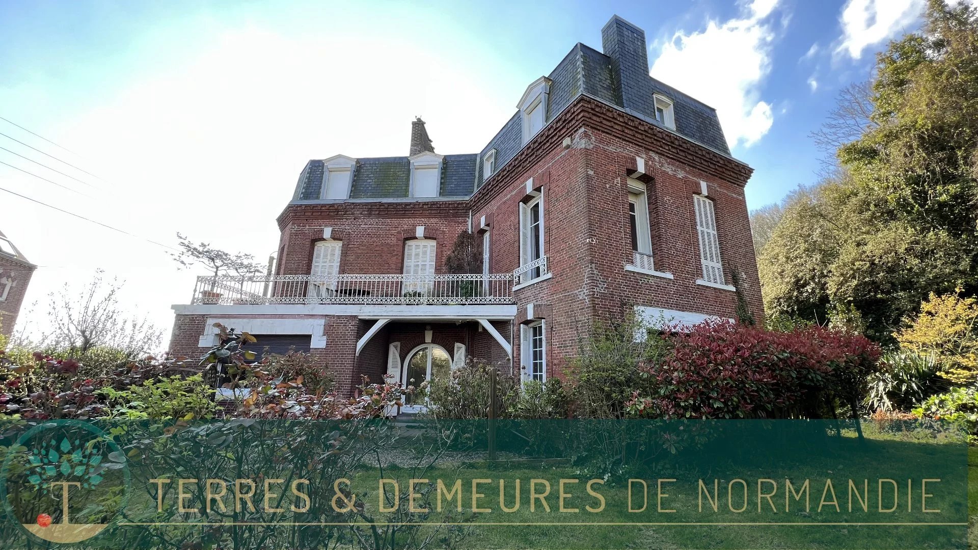 Demeure Bourgeoise du XIXème en briques au coeur du Tréport, 13 pièces, 6 chambres, 2 salles d'eau, 1 salle de bains, 1 appartement rénové, 1 pavillon