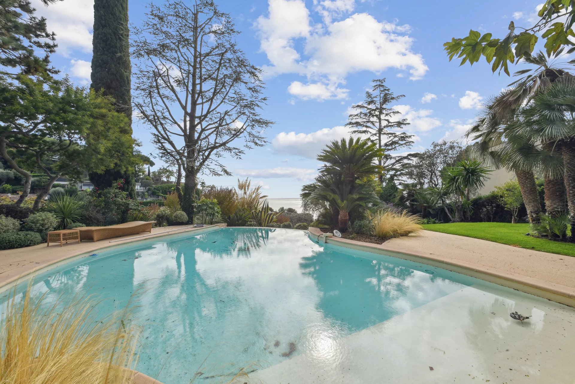 Charming Riviera villa with pool and sea view glimpsese