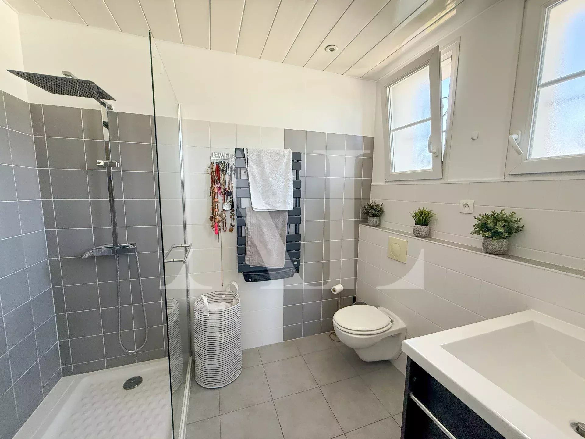 ANTIBES OUEST - VILLA AVEC PISCINE PROCHE MER À PIED