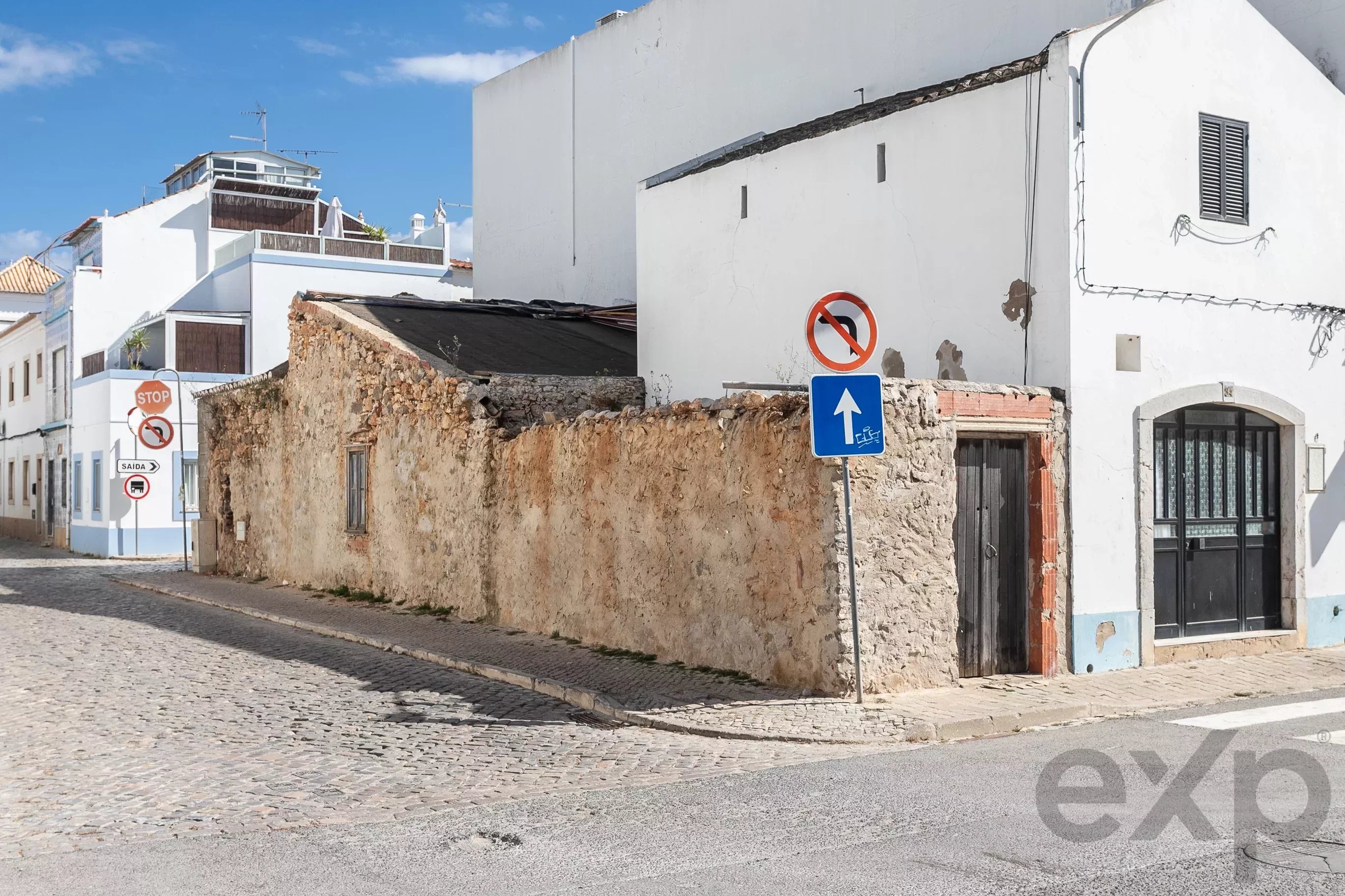 Charming House with Approved Reconstruction Project in Tavira Historic Centre 86993556 image 7