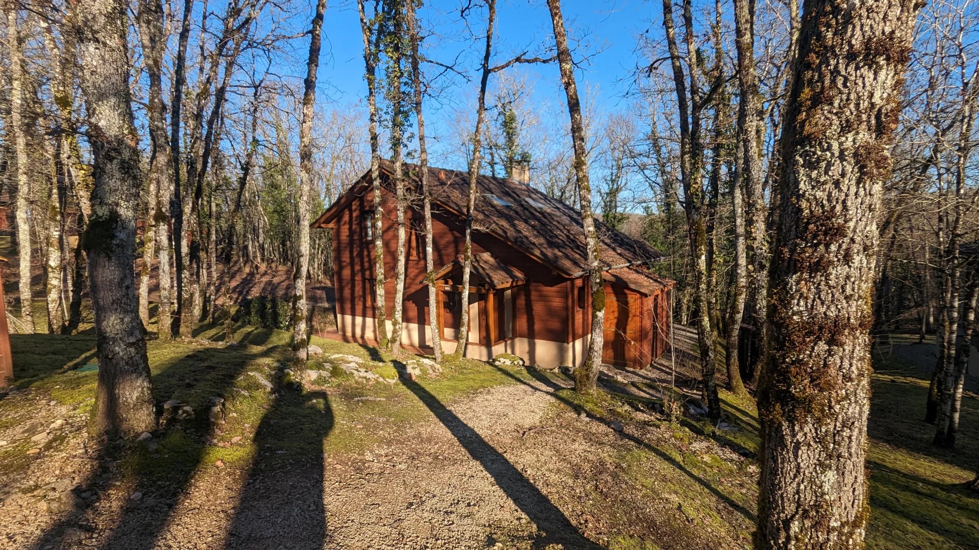 3 bed 3 bathroomed wooden chalet situated on golf course close to Sarlat